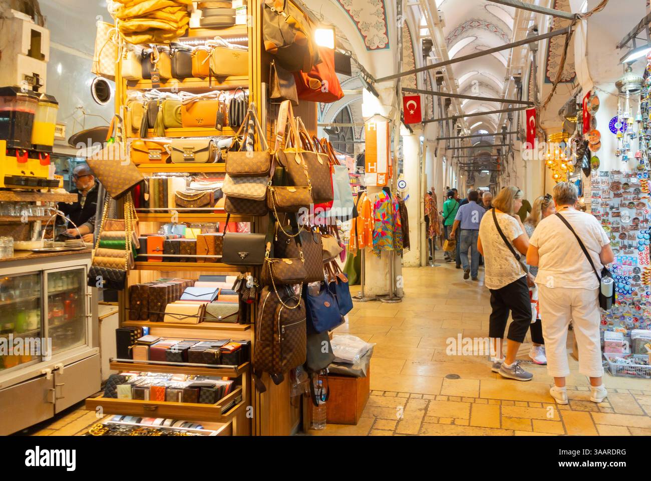 Istanbul, Turchia, amanti dello shopping curiosando tra i prodotti in pelle nel Grand Bazaar Foto Stock