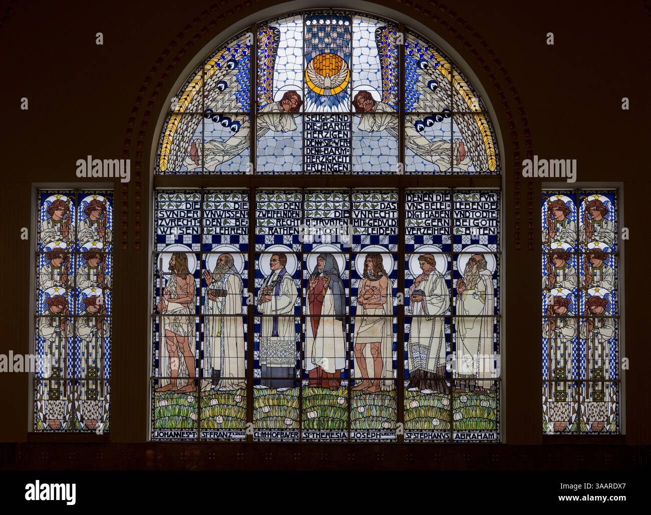 Vetrata di Koloman Moser, Art Nouveau Kirche am Steinhof, 1907, chiamata anche Chiesa di San Leopoldo, Vienna, Austria Foto Stock