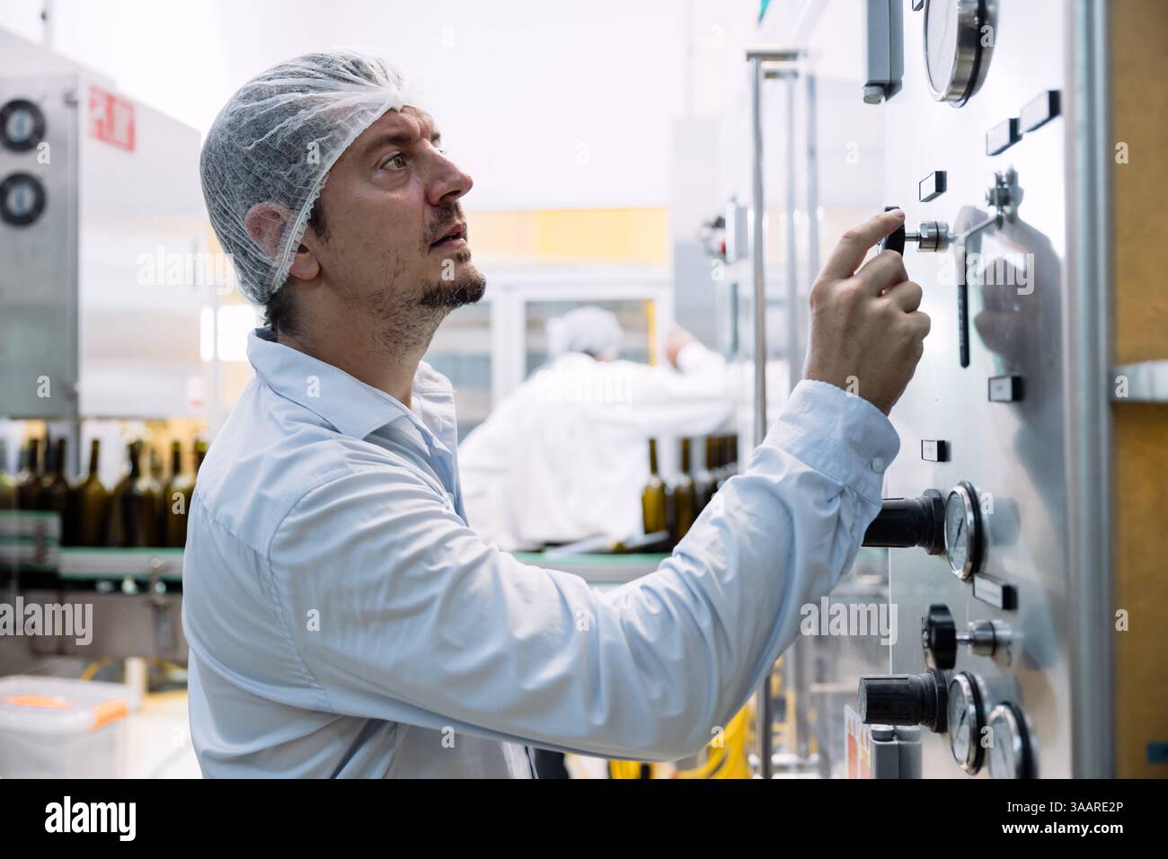 team di tecnici professionisti tecnici tecnici tecnici manutenzione di esperti. uomo che controlla la macchina nella linea di produzione della fabbrica di bevande per certificare lo standard di qualità Foto Stock
