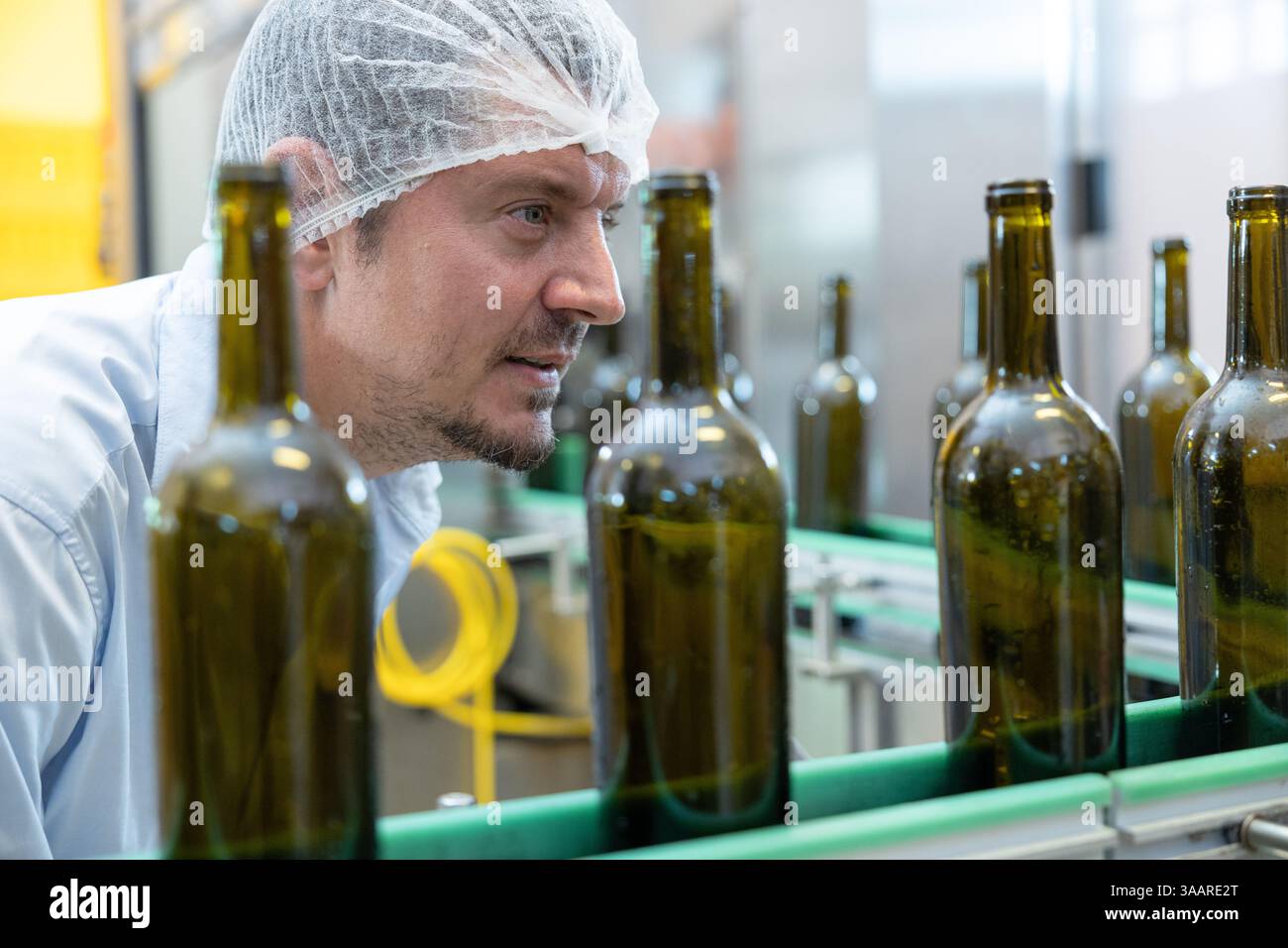 team di tecnici professionisti tecnici tecnici tecnici manutenzione di esperti. uomo che controlla la macchina nella linea di produzione della fabbrica di bevande per certificare lo standard di qualità Foto Stock