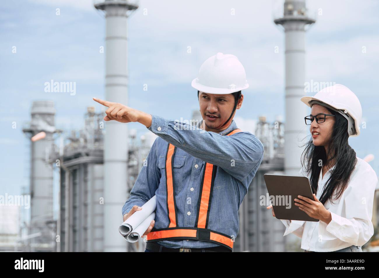 Team di ingegneri professionisti delle raffinerie di petrolio che lavorano insieme meeting pianificazione di progetti costruzione di impianti industriali per la produzione di petrolio e gas. Foto Stock