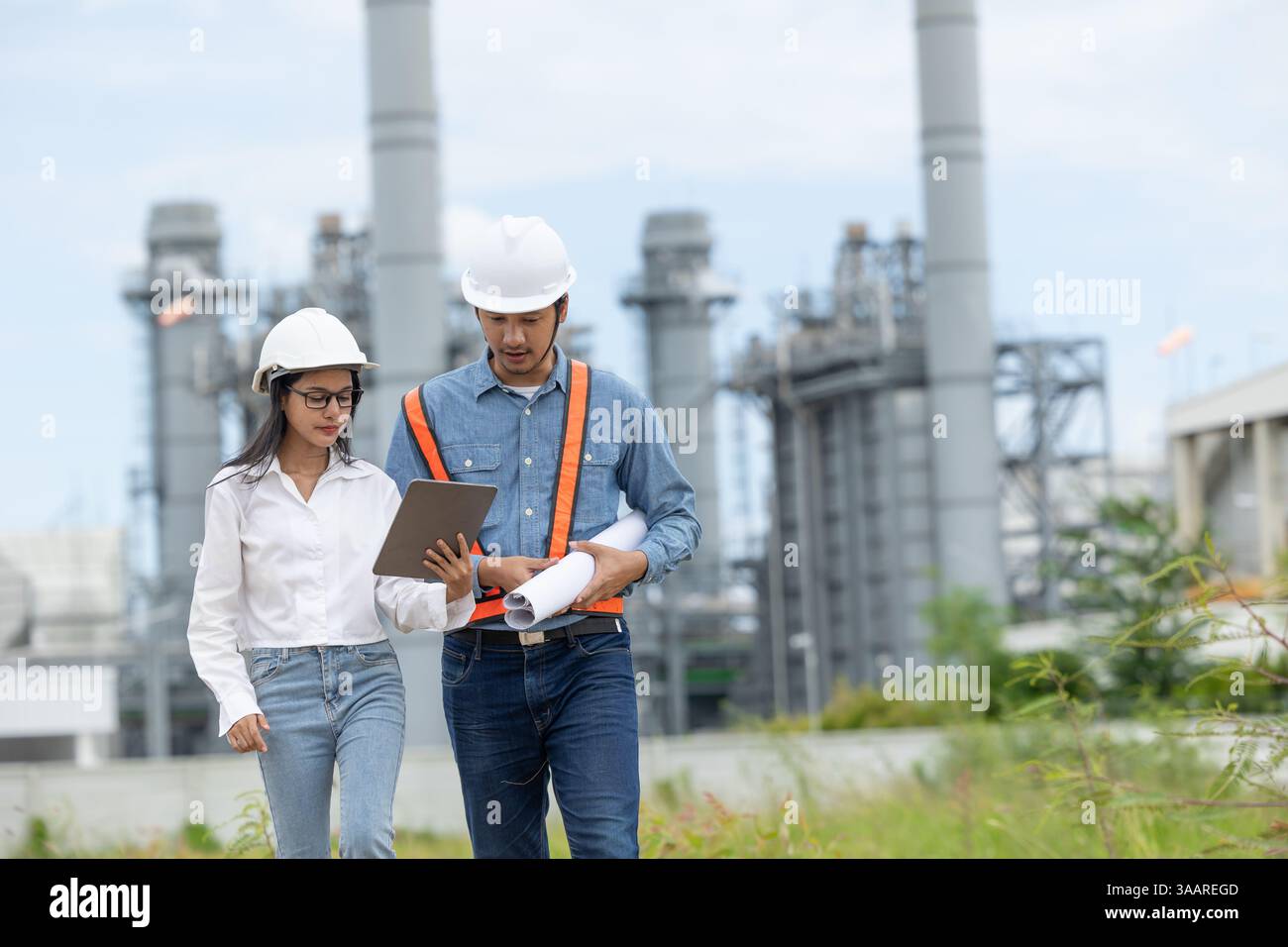 Team di ingegneri professionisti delle raffinerie di petrolio che lavorano insieme meeting pianificazione di progetti costruzione di impianti industriali per la produzione di petrolio e gas. Foto Stock