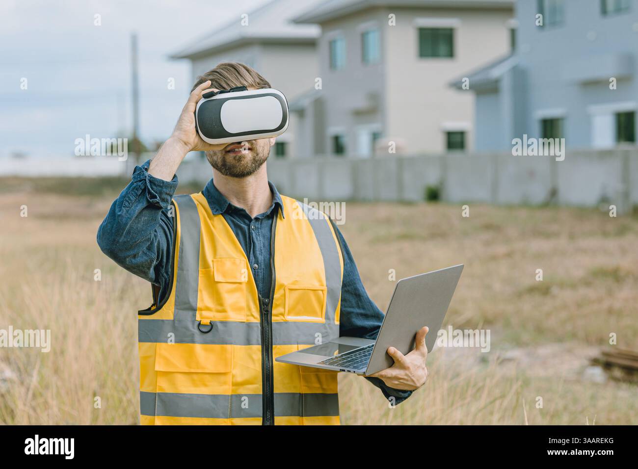 Progettare un lavoratore maschile utilizzando la realtà virtuale visiva o la realtà aumentata nel settore edile. Innovazione digitale moderna nella progettazione Foto Stock