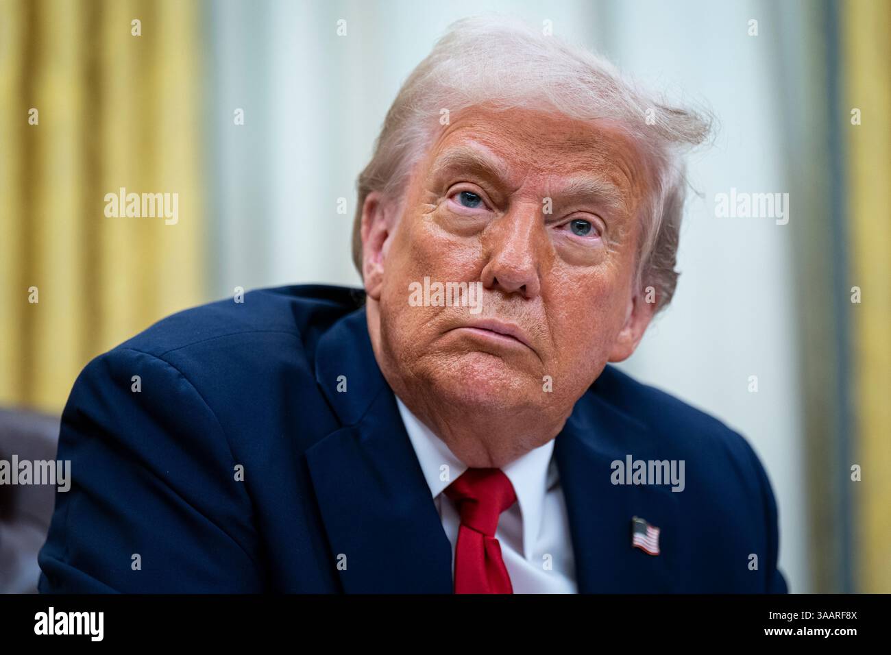 Washington, Stati Uniti. 31 marzo 2025. Il presidente DEGLI STATI UNITI Donald Trump durante la firma di un ordine esecutivo presso l'Ufficio ovale della Casa Bianca a Washington, DC, USA, lunedì 31 marzo, 2025. l'ordinanza indirizza la Federal Trade Commission a collaborare con il Dipartimento di giustizia per garantire che le leggi sulla concorrenza siano applicate nel settore dei concerti e dell'intrattenimento e spinge le autorità statali per la protezione dei consumatori a rispettare le norme. Fotografo: Al Drago/Pool/Sipa USA credito: SIPA US/Alamy Live News Foto Stock