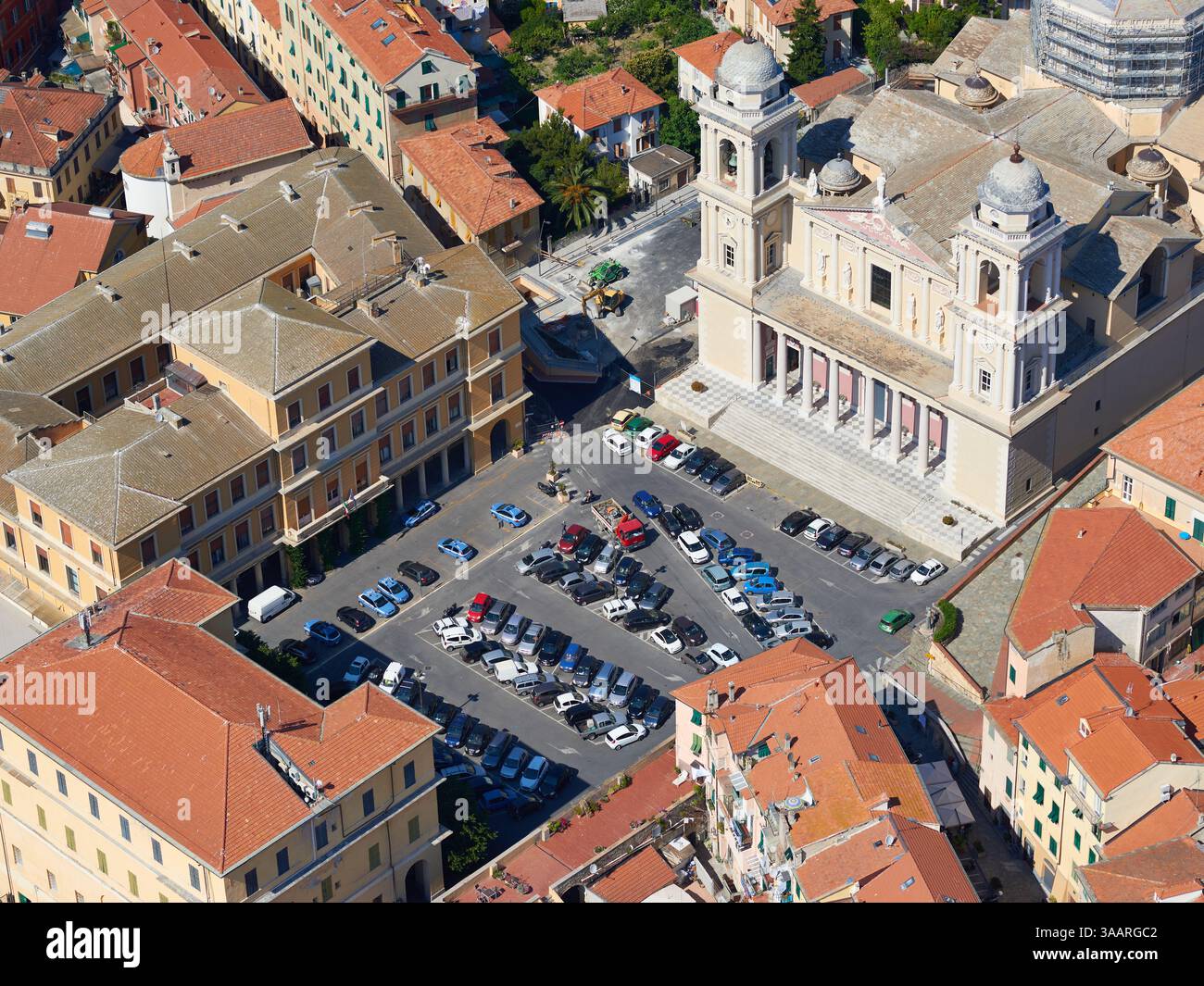 VISTA AEREA. Basilica di San Maurizio. Piazza Duomo, Porto Maurizio, Imperia, Liguria, Italia. Foto Stock