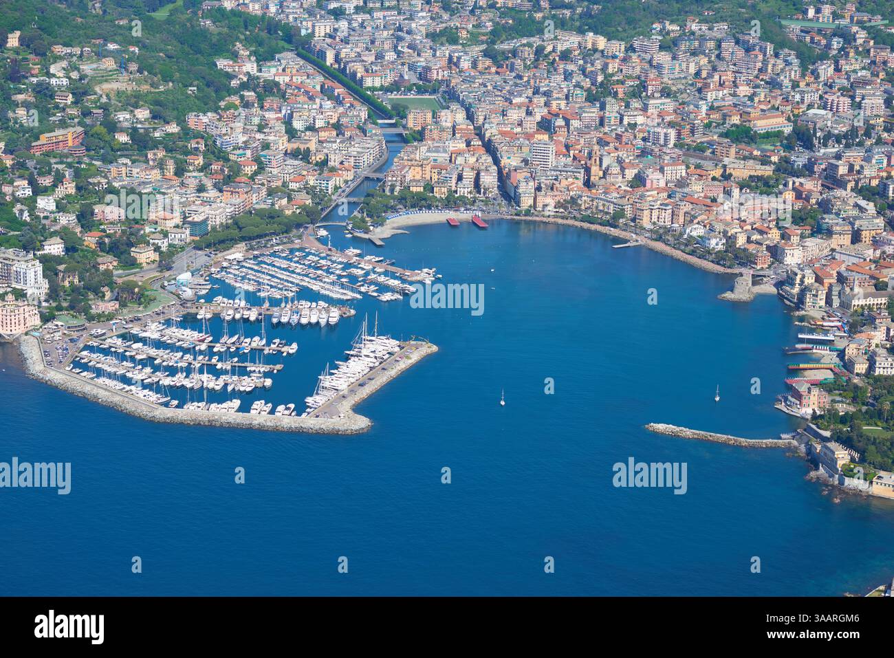 VISTA AEREA. La città di Rapallo e il suo porto turistico. Città metropolitana di Genova, Liguria, Italia. Foto Stock