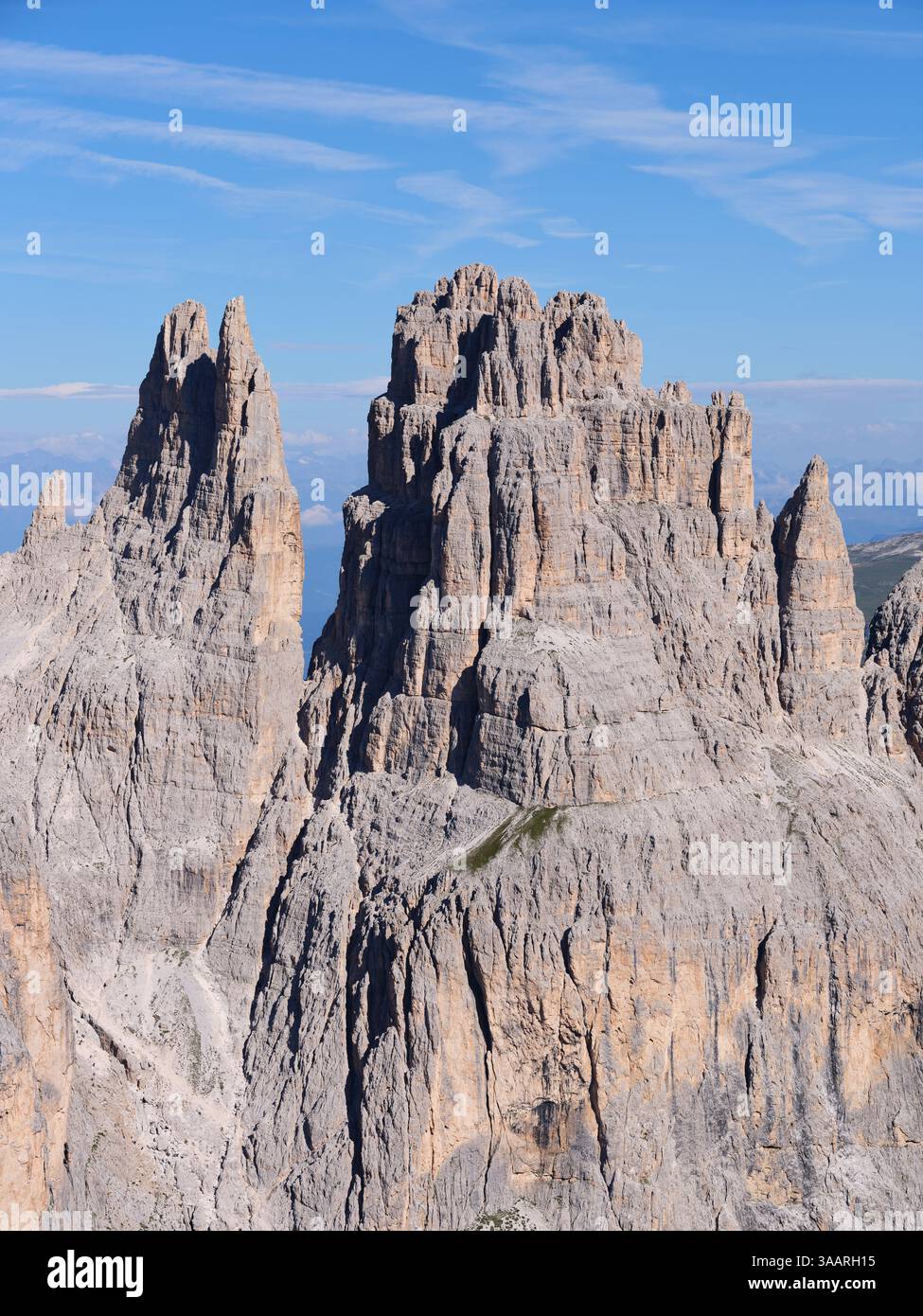 VISTA AEREA. Le torri Vajolet (altitudine: 2821 m) guardavano da est. Trentino-alto Adige, Italia. Foto Stock