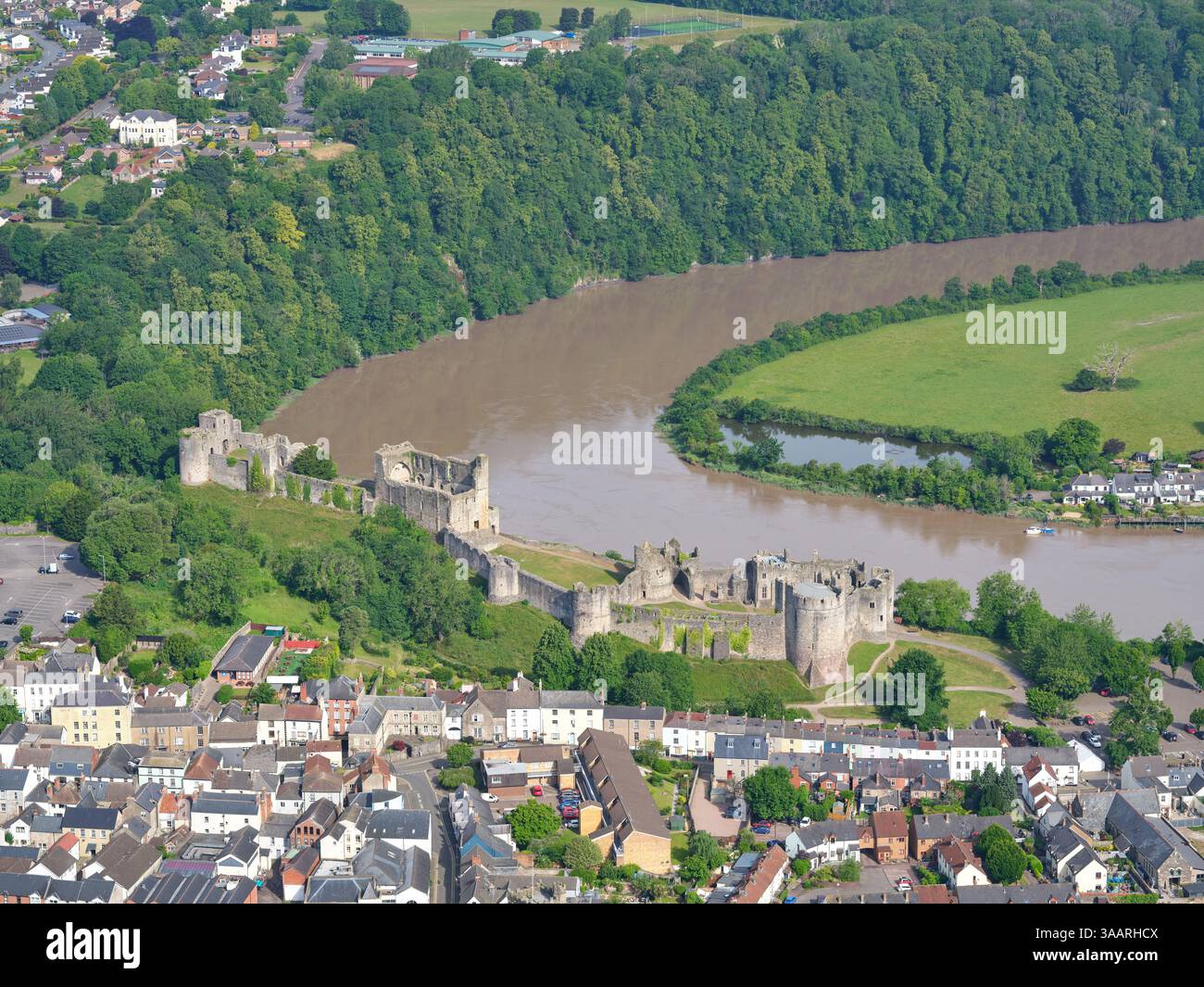 VISTA AEREA. Castello di Chepstow su una scogliera sulla riva destra del fiume Wye. Monmouthshire, Galles, Regno Unito. Foto Stock
