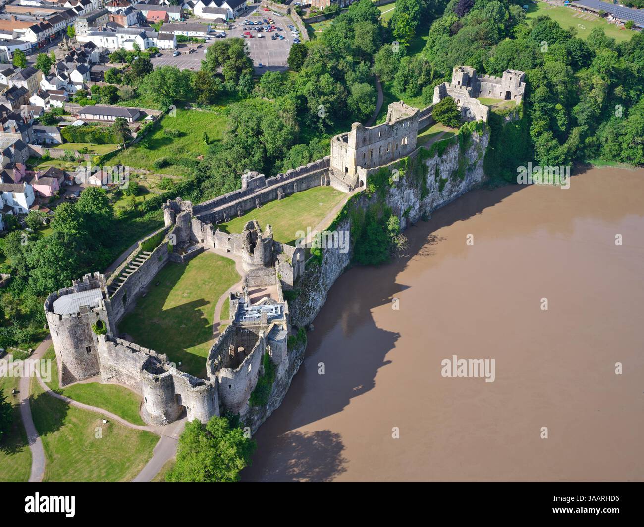 VISTA AEREA. Castello di Chepstow su una scogliera sulla riva destra del fiume Wye. Monmouthshire, Galles, Regno Unito. Foto Stock