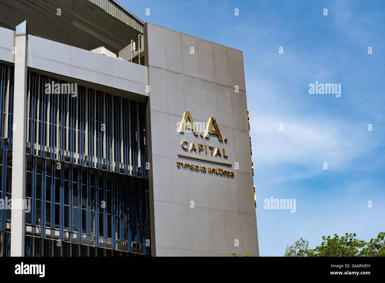 Bangkok, Thailandia. 13 marzo 2025. AA Tower Business Center, Ratchada, Ratchadaphisek Road, DIN Daeng, Bangkok, Thailandia Foto Stock