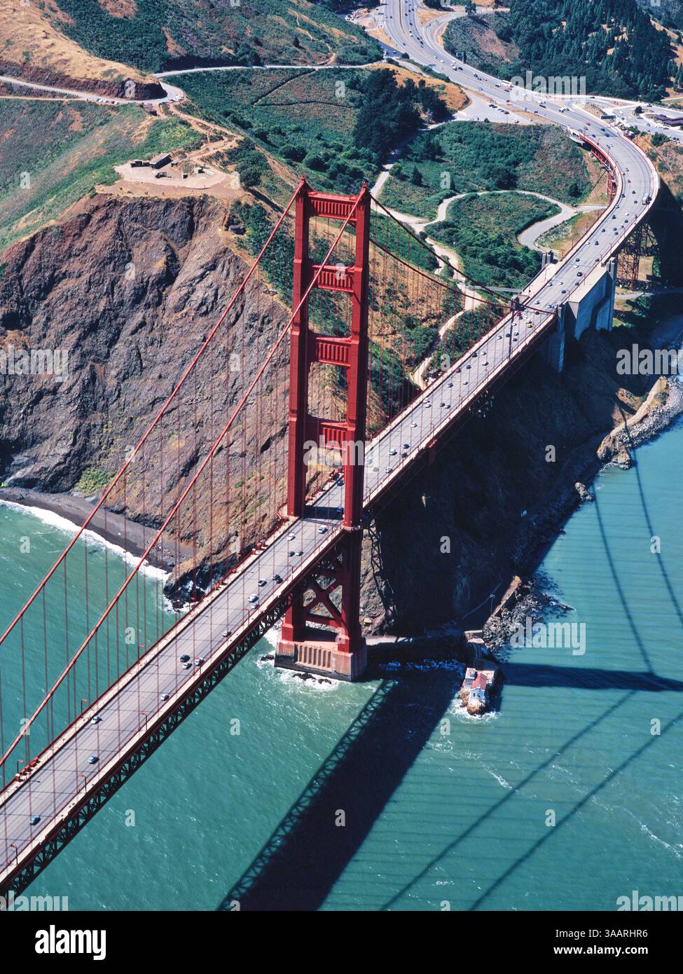 VISTA AEREA. Torre Nord del Golden Gate Bridge, guardando verso Sausalito nella contea di Marin. California, Stati Uniti. Foto Stock