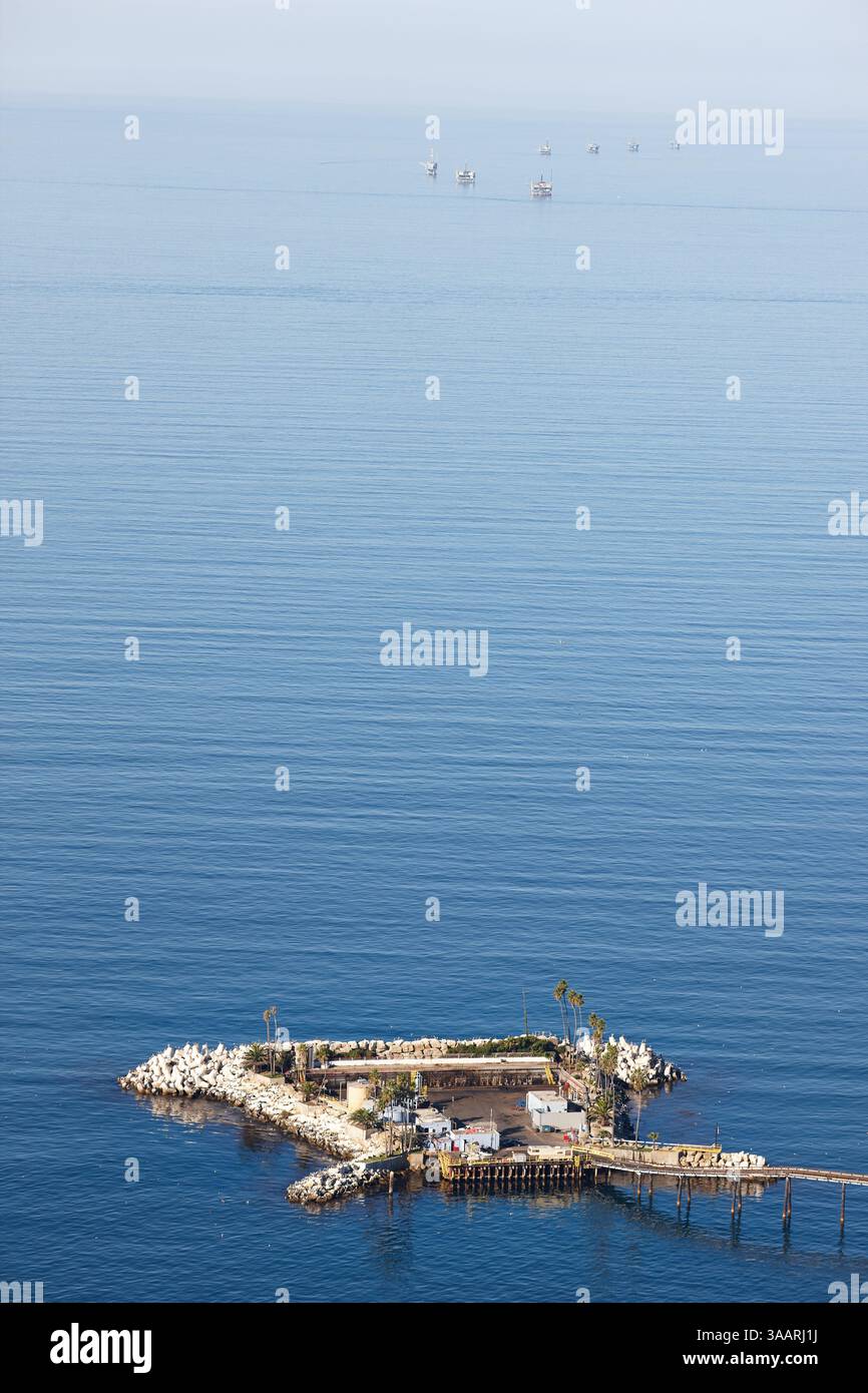 VISTA AEREA. Rincon Island: Un'isola artificiale utilizzata per l'estrazione di petrolio e gas. Mussel Shoals, Ventura County, California, USA. Foto Stock