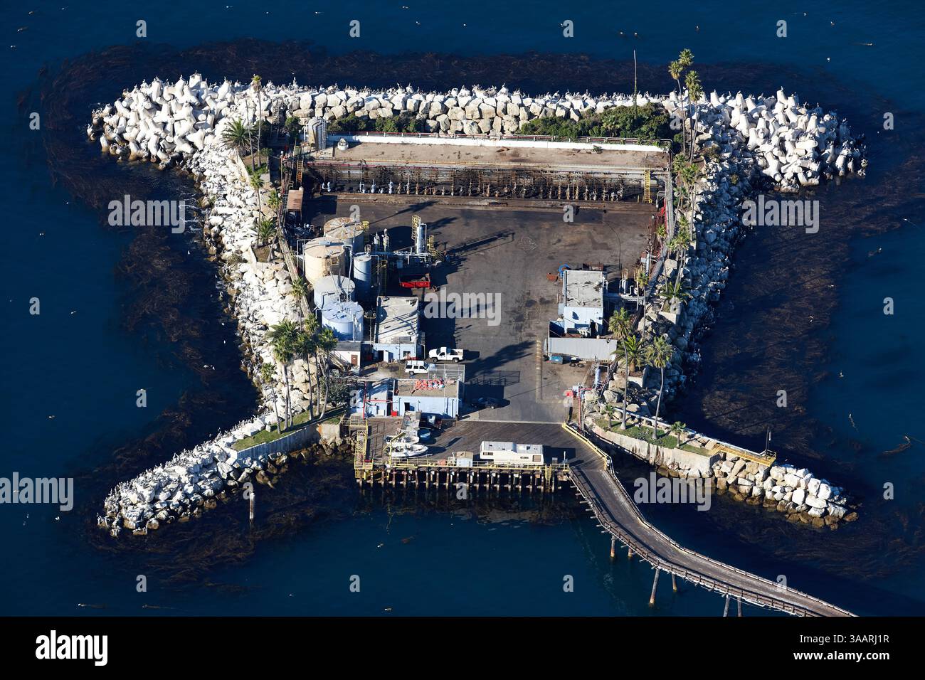 VISTA AEREA. Rincon Island: Un'isola artificiale utilizzata per l'estrazione di petrolio e gas. Mussel Shoals, Ventura County, California, USA. Foto Stock