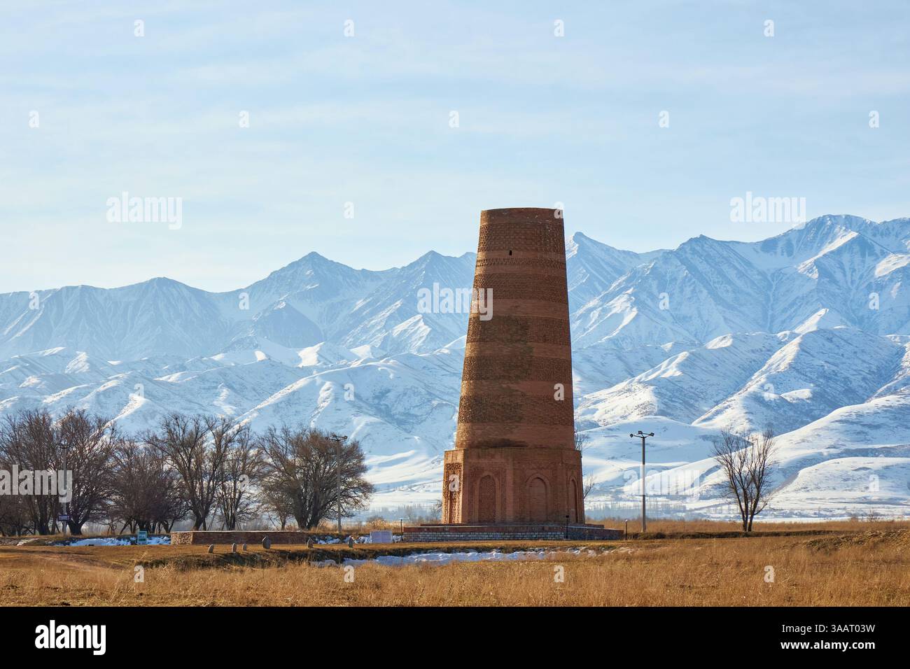 Burana Tower, minareto del IX-XI secolo dello stato del Karakhanide. Luogo turistico, punto di riferimento per i viaggi in Kirghizistan. Rovine dell'insediamento di Buranin, anc Foto Stock