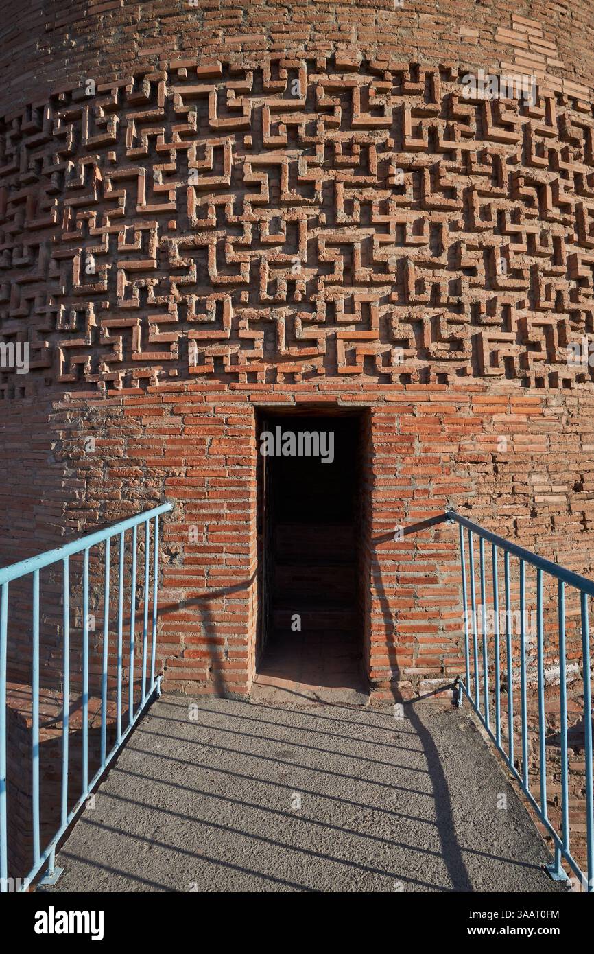 Ingresso all'antico minareto in mattoni della Torre Burana. Luogo turistico, punto di riferimento per i viaggi in Kirghizistan. Foto Stock