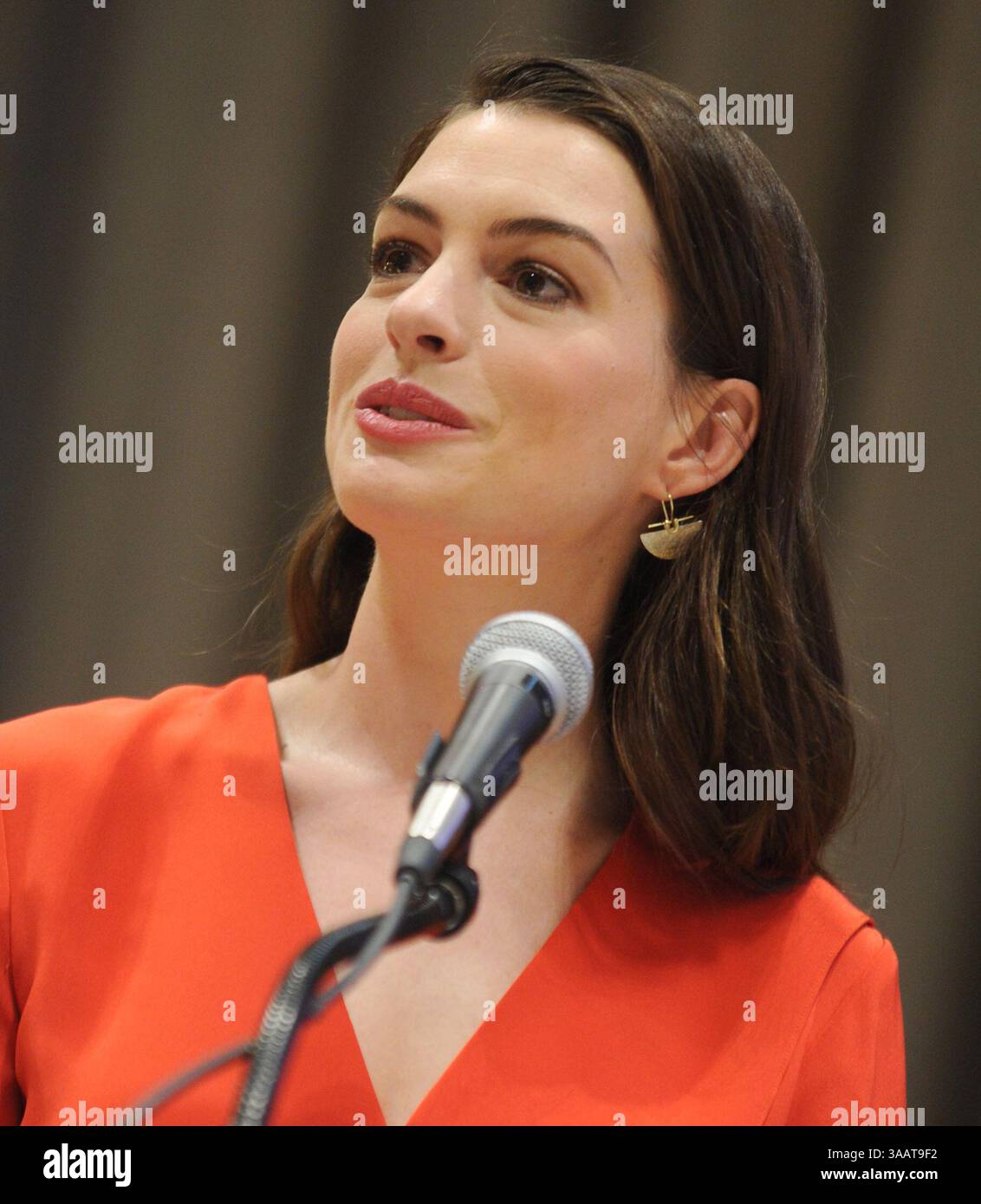 31 dicembre 2008 - Manhattan, New York, Stati Uniti d'America - NEW YORK, Stati UNITI d'America - 8 MARZO: L'attrice e ambasciatrice di buona volontà delle Nazioni Unite Anne Hathaway tiene un discorso durante un evento tenuto per la giornata internazionale della donna presso la sede delle Nazioni Unite a New York, Stati Uniti l'8 marzo 2017...persone: Anne Hathaway (immagine di credito: © SMG via ZUMA Wire) Foto Stock