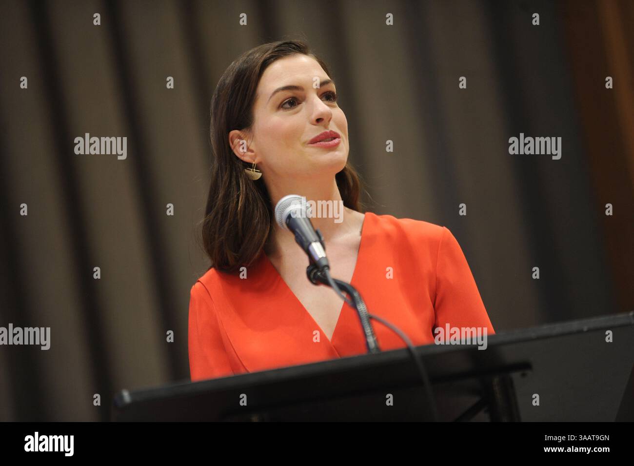 31 dicembre 2008 - Manhattan, New York, Stati Uniti d'America - NEW YORK, Stati UNITI d'America - 8 MARZO: L'attrice e ambasciatrice di buona volontà delle Nazioni Unite Anne Hathaway tiene un discorso durante un evento tenuto per la giornata internazionale della donna presso la sede delle Nazioni Unite a New York, Stati Uniti l'8 marzo 2017...persone: Anne Hathaway (immagine di credito: © SMG via ZUMA Wire) Foto Stock