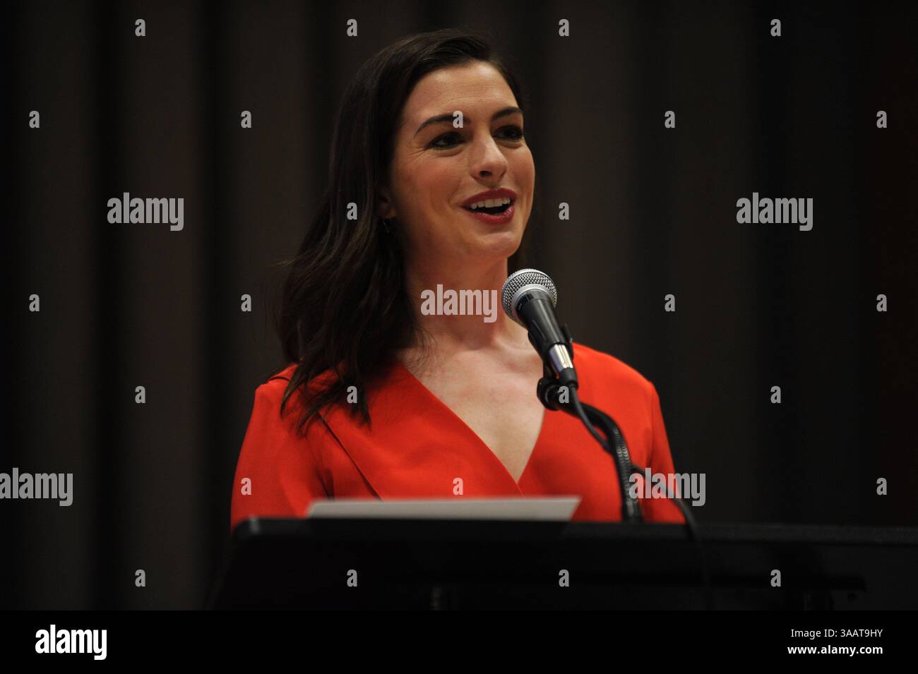 31 dicembre 2008 - Manhattan, New York, Stati Uniti d'America - NEW YORK, Stati UNITI d'America - 8 MARZO: L'attrice e ambasciatrice di buona volontà delle Nazioni Unite Anne Hathaway tiene un discorso durante un evento tenuto per la giornata internazionale della donna presso la sede delle Nazioni Unite a New York, Stati Uniti l'8 marzo 2017...persone: Anne Hathaway (immagine di credito: © SMG via ZUMA Wire) Foto Stock