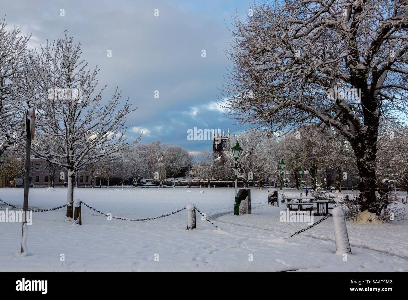 Una forte nevicata copre il Mall di Castlebar nel novembre 2024, con gli uffici del Mayo County Council e Christchurch visibili sullo sfondo Foto Stock