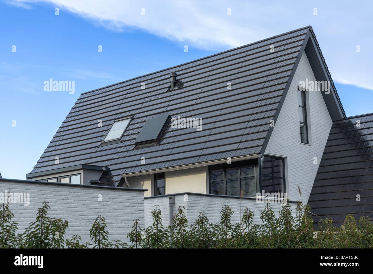 Pannelli solari integrati sul tetto di una casa olandese. Pannelli fotovoltaici nel tetto. Tegola del tetto di Solar Foto Stock