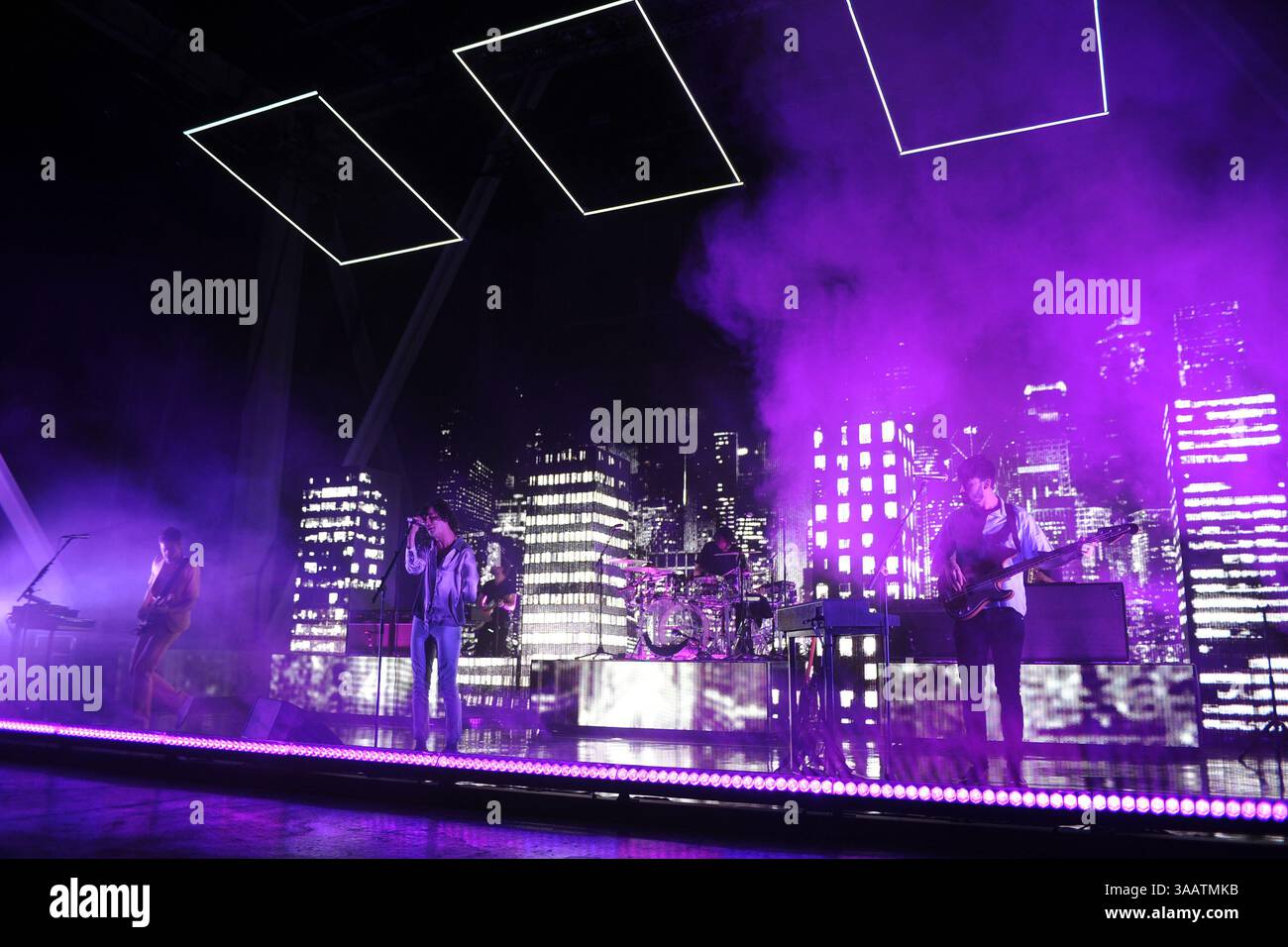 11 maggio 2016 - Miami, Florida, Stati Uniti d'America - MIAMI FL - 11 MAGGIO: Adam Hann, Matthew Healy, Ross MacDonald dei 1975 si esibisce al Bayfront Park Amphitheatre l'11 maggio 2016 a Miami, Florida. Persone: Adam Hann, Matthew Healy, Ross MacDonald. (Immagine di credito: © Storms Media Group/SMG tramite filo ZUMA) Foto Stock
