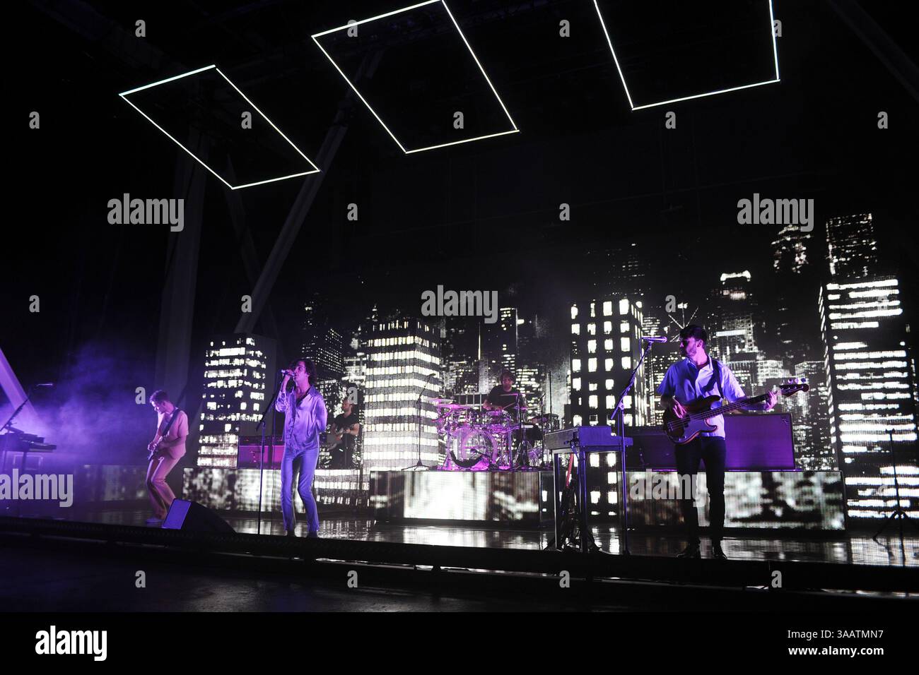 11 maggio 2016 - Miami, Florida, Stati Uniti d'America - MIAMI FL - 11 MAGGIO: Adam Hann, Matthew Healy, Ross MacDonald dei 1975 si esibisce al Bayfront Park Amphitheatre l'11 maggio 2016 a Miami, Florida. Persone: Adam Hann, Matthew Healy, Ross MacDonald. (Immagine di credito: © Storms Media Group/SMG tramite filo ZUMA) Foto Stock