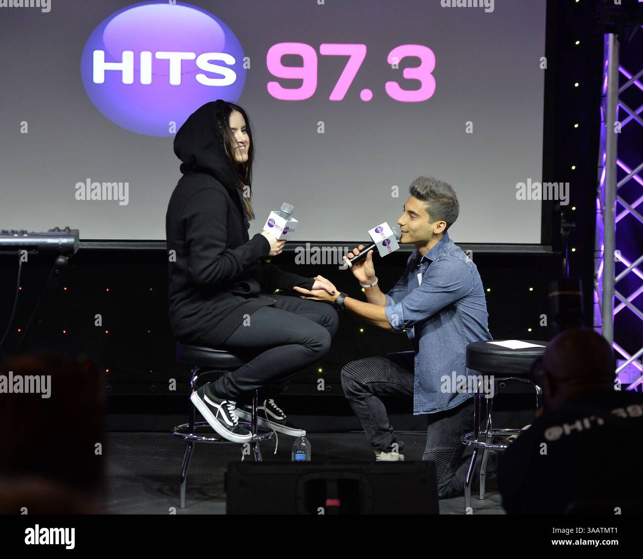 7 luglio 2016 - Hollywood, Florida, Stati Uniti - HOLLYWOOD, Florida - 07 LUGLIO: Kiiara posa per un ritratto alla stazione radio Hits 97,3 il 7 luglio 2016 a Hollywood, Florida... persone: Kiiara, DJ Franky P..T (Credit Image: © Storms Media Group/SMG via ZUMA Wire) Foto Stock