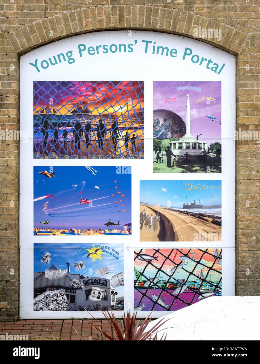 Tabelloni informativi sulla storia per turisti e visitatori della stazione ferroviaria di Lowestoft, Lowestoft, Suffolk, Inghilterra, Regno Unito - Portale del tempo dei giovani Foto Stock
