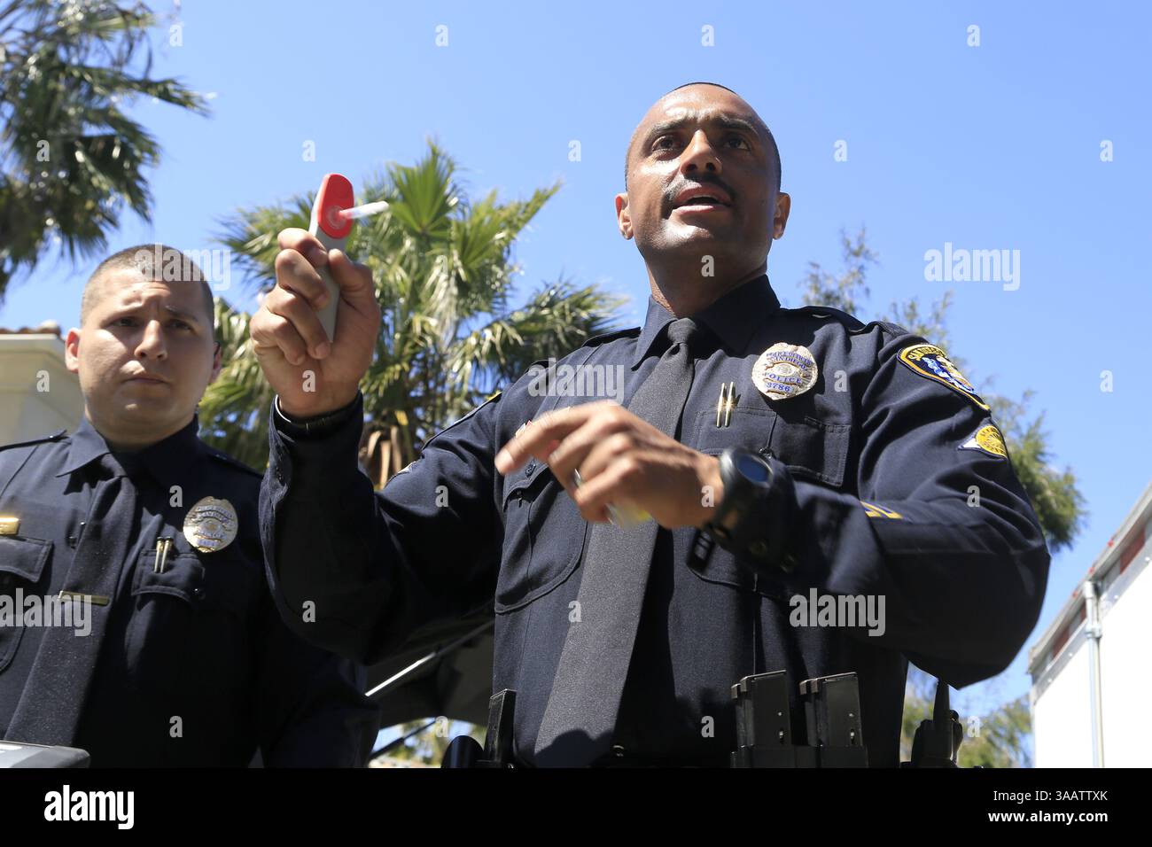 16 marzo 2017 - San Diego, CA, USA - Emilio Rodriguez, ufficiale di polizia ed esperto di riconoscimento della droga di San Diego, dimostra come un tampone viene inserito nel Drager 5000, un analizzatore portatile di droga, il 16 marzo 2018, a San Diego. (Immagine di credito: © David Brooks/TNS tramite filo ZUMA) Foto Stock