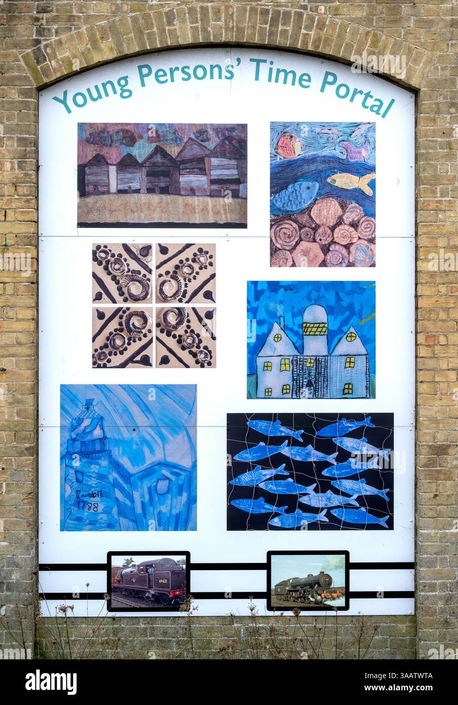 Tabelloni informativi sulla storia per turisti e visitatori della stazione ferroviaria di Lowestoft, Lowestoft, Suffolk, Inghilterra, Regno Unito - portale del tempo per giovani Foto Stock