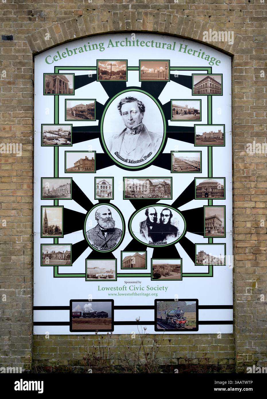 Bacheche informative sulla storia per turisti e visitatori alla stazione ferroviaria di Lowestoft, Lowestoft, Suffolk, Inghilterra, Regno Unito - che celebra la storia dell'architettura Foto Stock