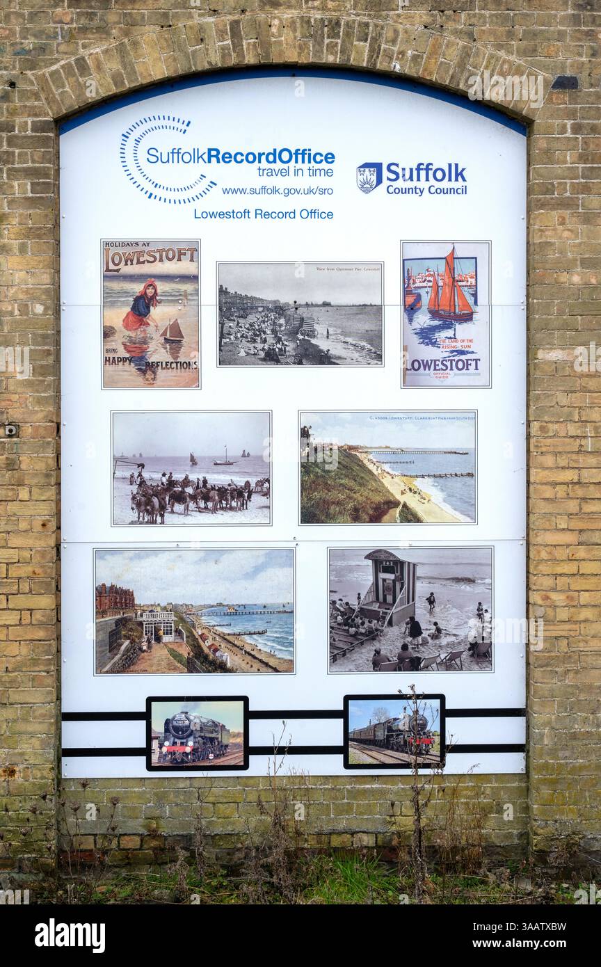 Tabelloni informativi sulla storia per turisti e visitatori alla stazione ferroviaria di Lowestoft, Lowestoft, Suffolk, Inghilterra, Regno Unito - Ufficio record del Suffolk Foto Stock