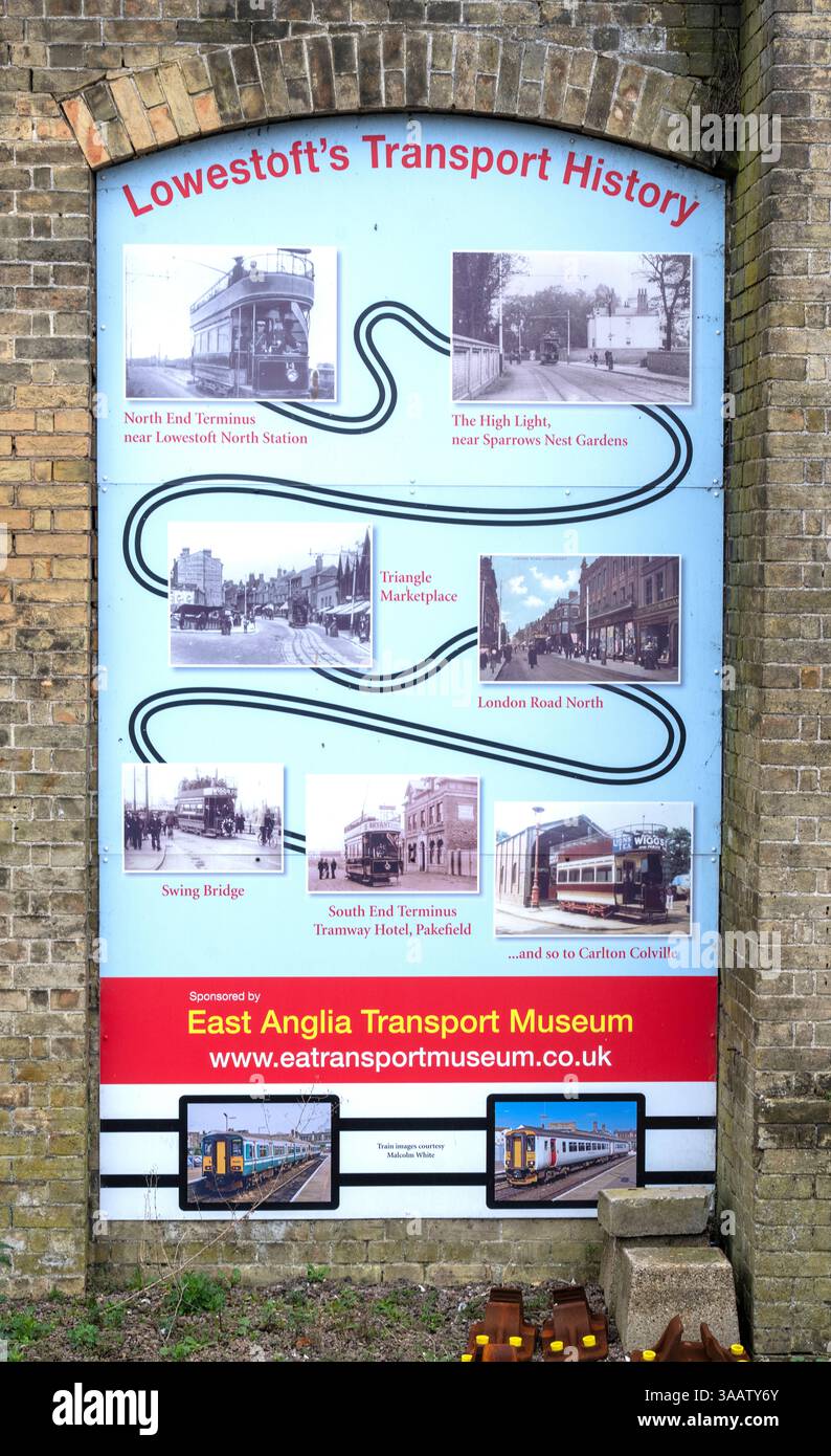Tabelloni informativi sulla storia per turisti e visitatori alla stazione ferroviaria di Lowestoft, Lowestoft, Suffolk, Inghilterra, Regno Unito - Lowestoft's Transport History Foto Stock