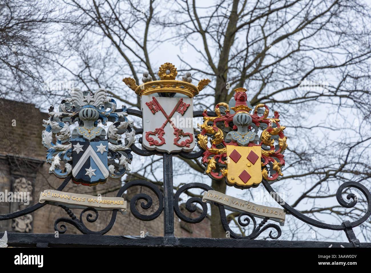 Decorazioni della porta del castello "Burchthek" Leiden, le chiavi di Leida e gli stemmi dei reggenti di Leida Johan van der Bergh e Johan Goes Foto Stock