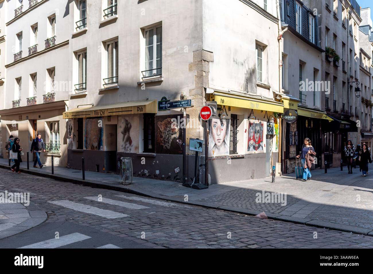 Arte su una parete di un pub nel 5° arrondissement di Parigi. Scena di strada. Via Parigi Foto Stock