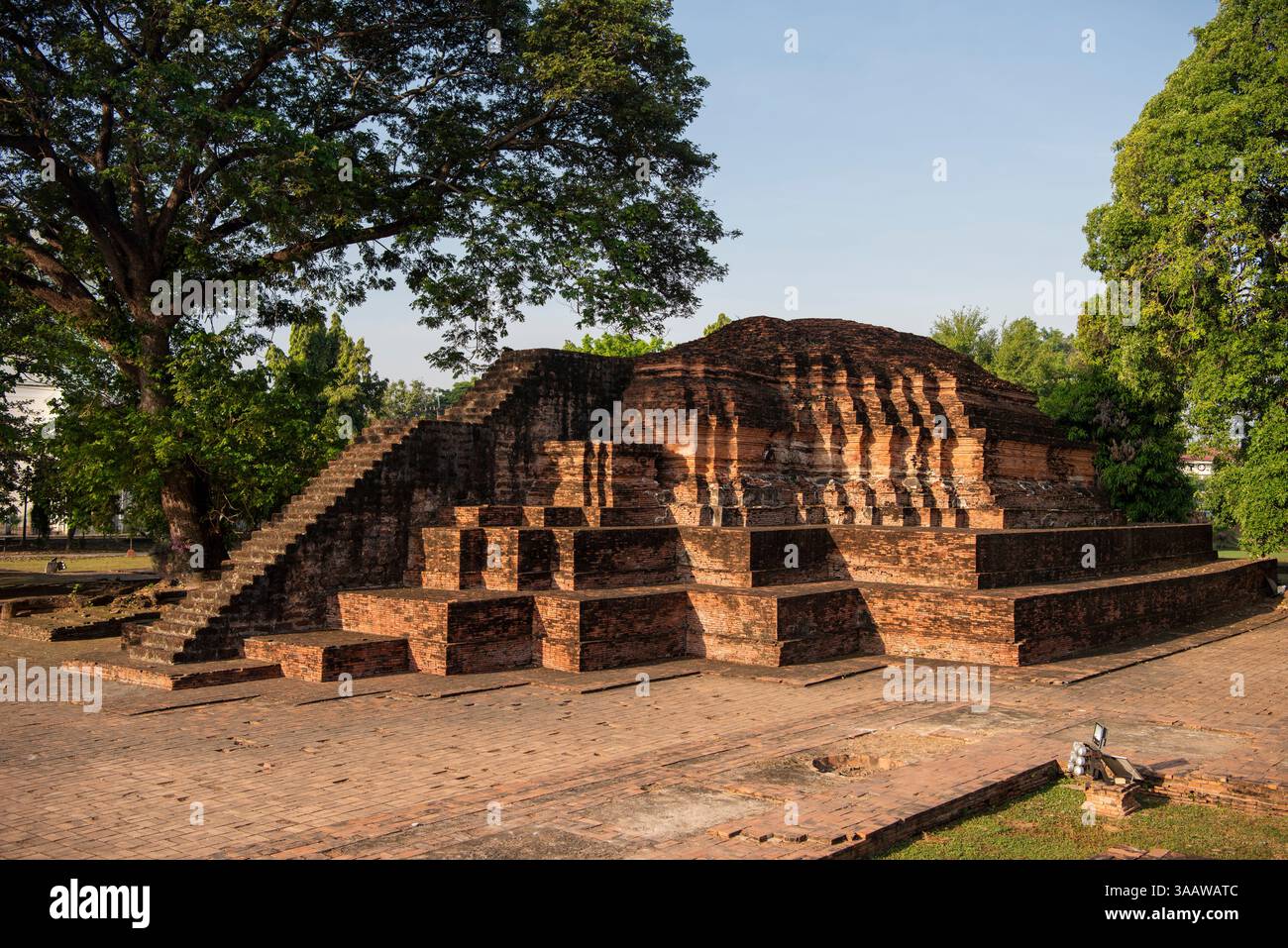 Rovine del sito storico di Wat Wihan Thong vicino al Palazzo Chandra nella città e provincia di Phitsanulok in Thailandia. Thailandia, Phitsanulok, 1 dicembre, Foto Stock