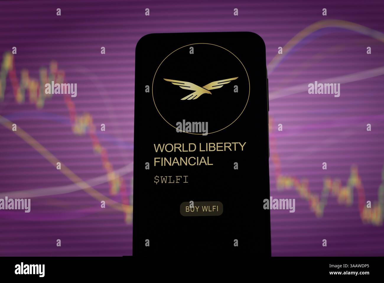 Gettone World Liberty Financial su uno scambio cripto, investitore che analizza $WLFI. Foto Stock