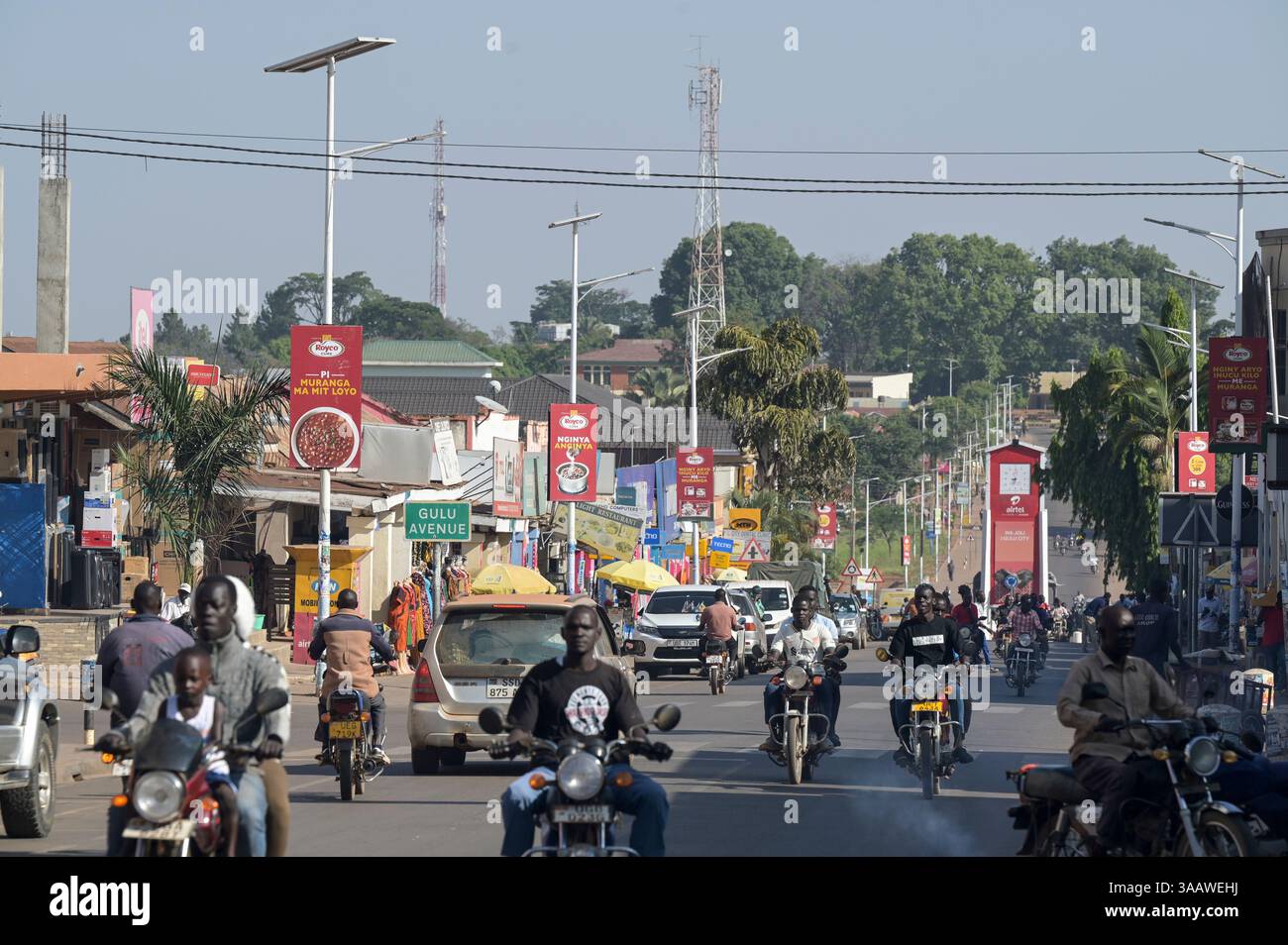 UGANDA, Gulu, strada principale con lampada solare / Verkehr und Solar Laternen als Straßenbeleuchtung Foto Stock