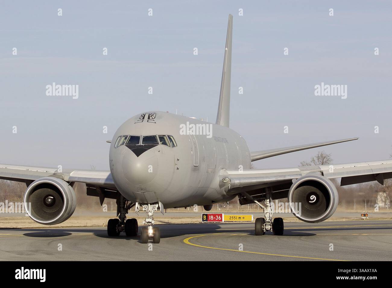 Un aereo cisterna KC-767A dell'Aeronautica militare che ruba in pista. Foto Stock