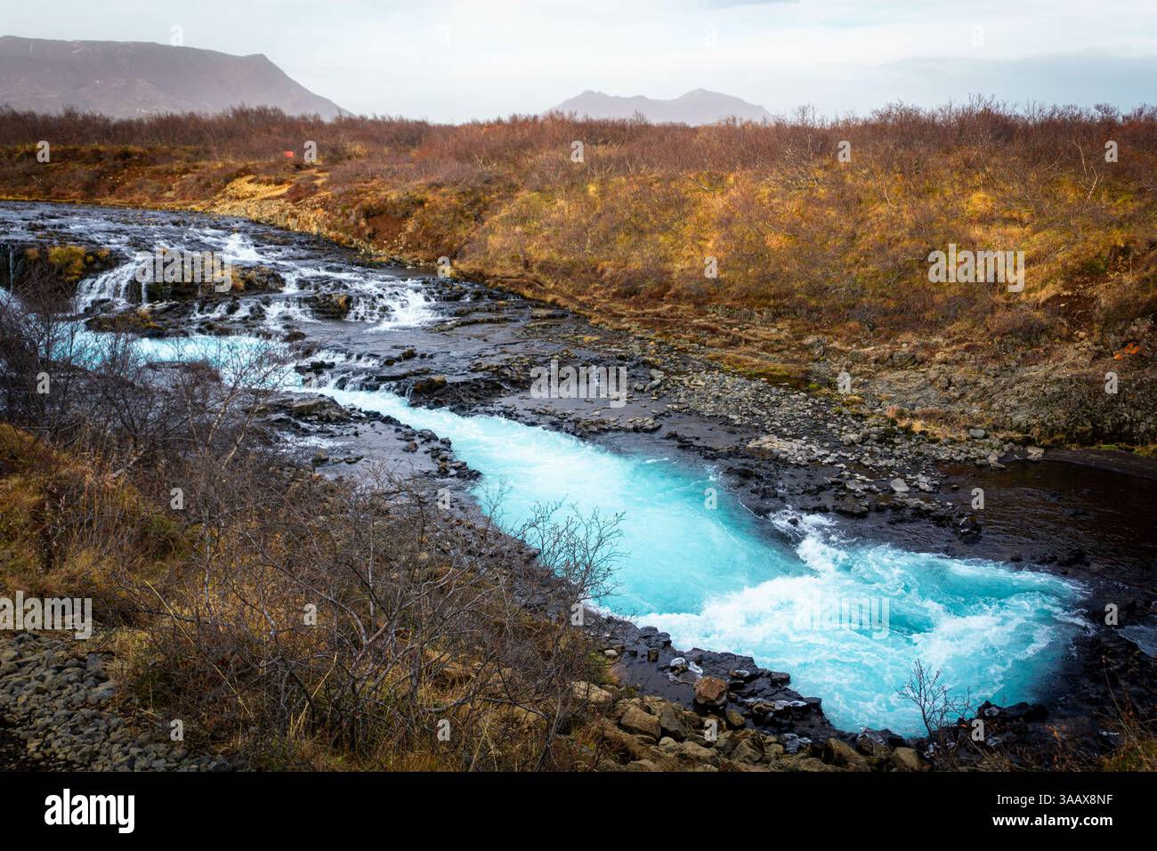 La cascata Bruarfoss in Islanda, con la splendida acqua turchese che scorre attraverso il Canyon roccioso nel paesaggio naturale panoramico Foto Stock