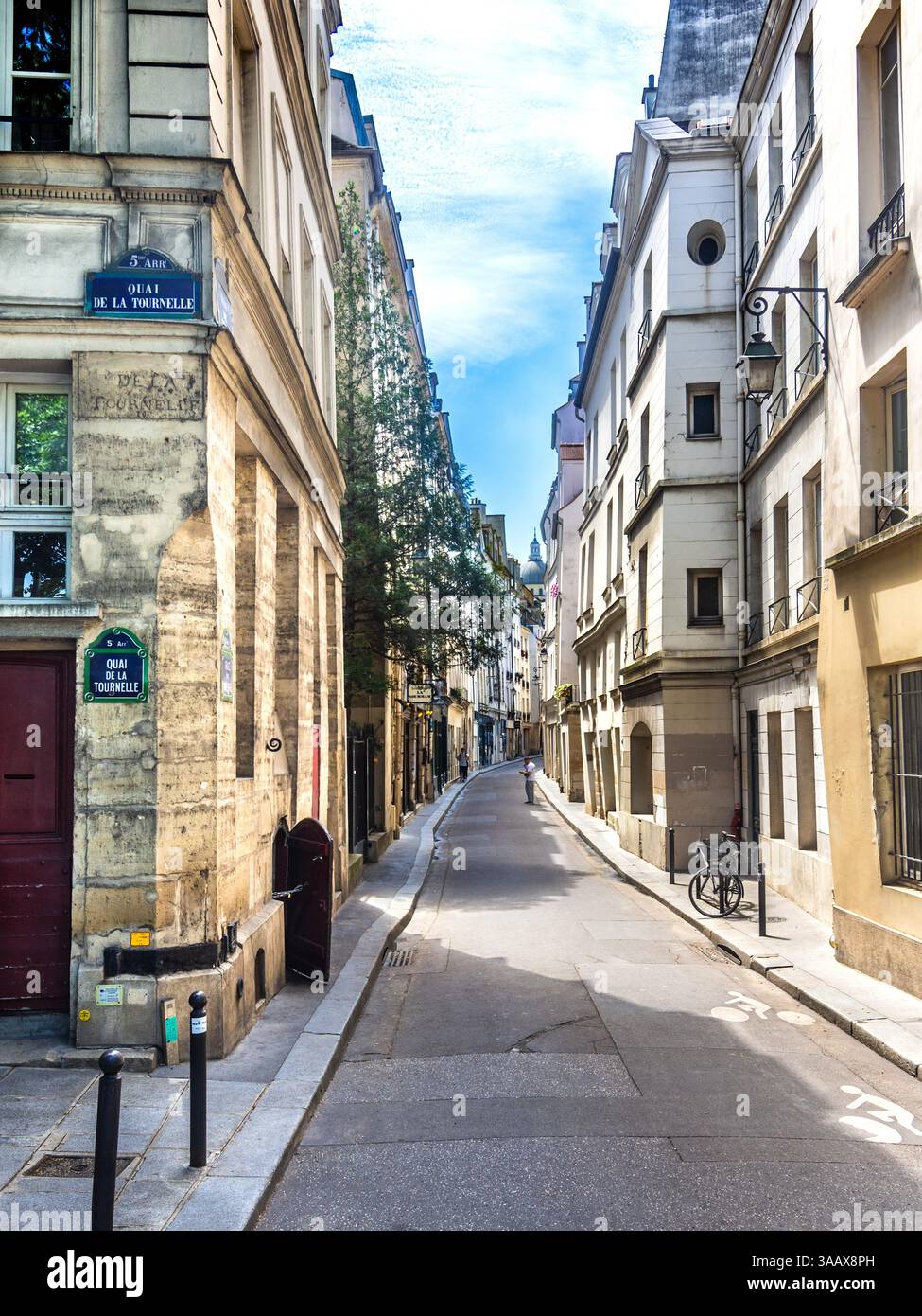 Vista sulla stretta Rue de Bièvre, fuori dal Quai de la Tournelle - Parigi 75005, Francia. Foto Stock