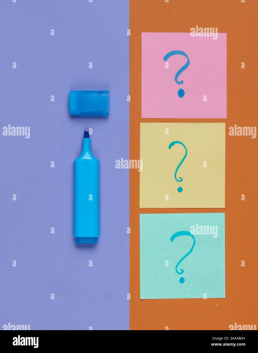 Appunti di carta con punti interrogativi disegnati, pennarello su sfondo marrone viola. Vista dall'alto Foto Stock