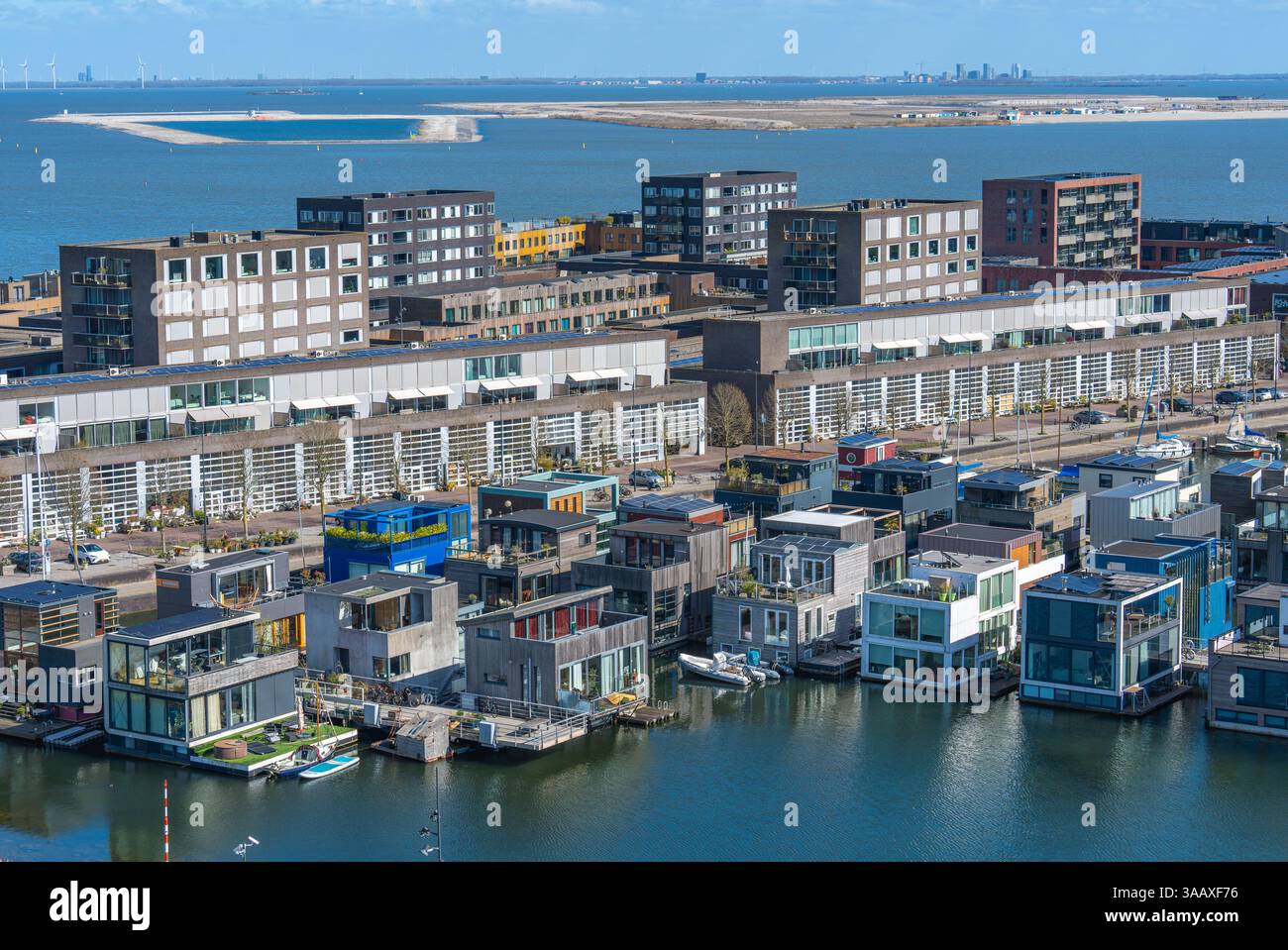 Vista di Steigereiland, quartiere moderno di Amsterdam Oost, noto per le sue case galleggianti Foto Stock