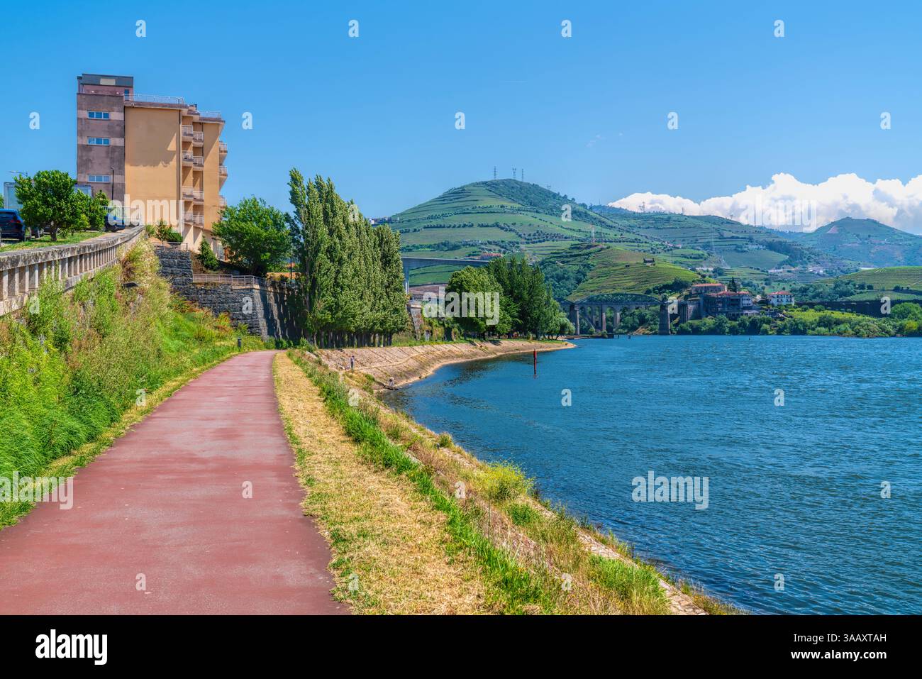 Percorso lungo il fiume Douro peso da Regua Portogallo vicino ai due ponti di attrazione turistica Foto Stock
