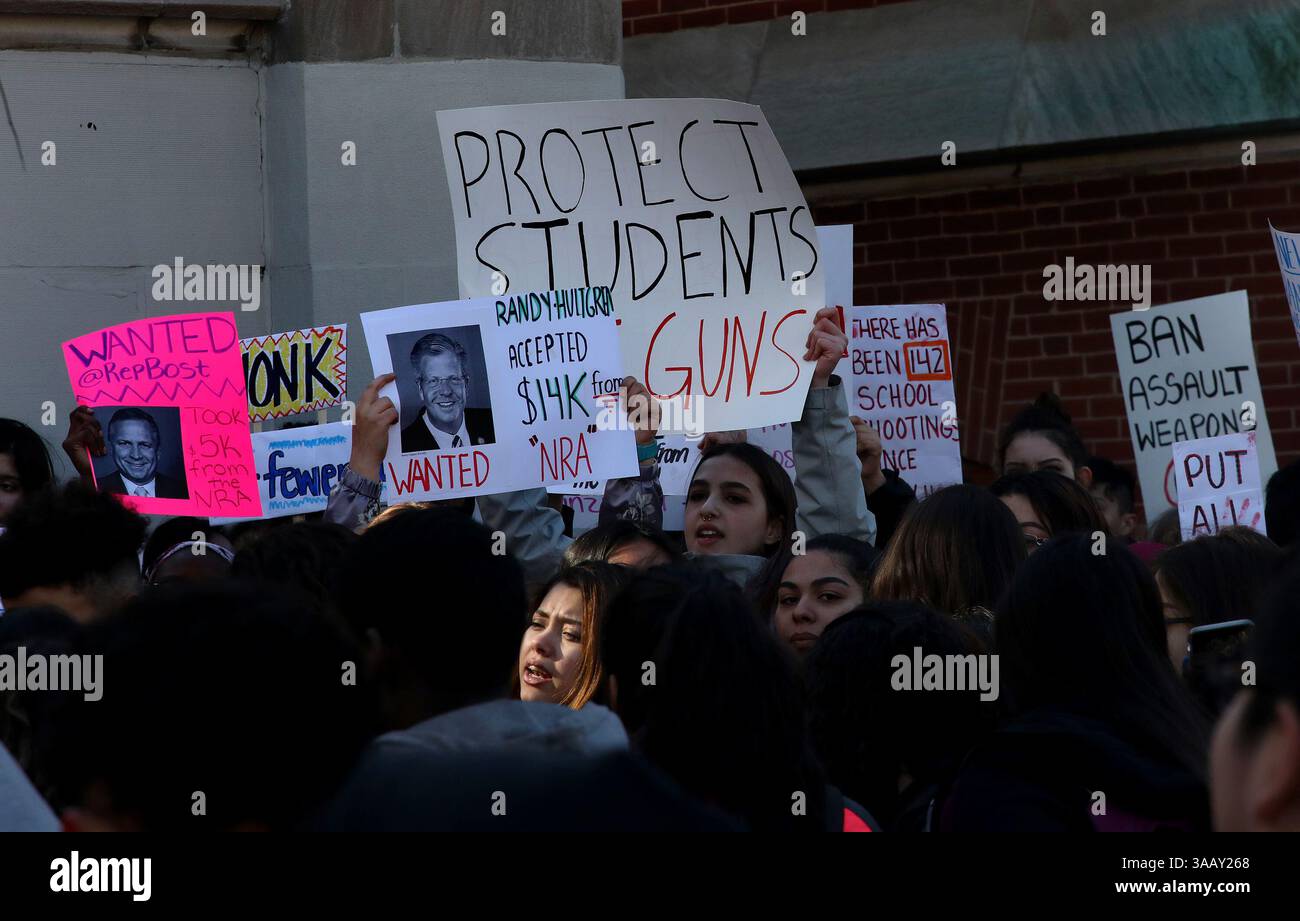 14 marzo 2018 - Chicago, Illinois, Stati Uniti - circa 1.000 studenti della Lakeview High School sul lato nord di Chicago hanno lasciato la scuola mercoledì 14 marzo 2018 come parte della #ENOUGH National School Walkout in risposta alla violenza delle armi. (Immagine di credito: © Nancy Stone/TNS via ZUMA Wire) Foto Stock 14 marzo 2018 - Chicago, Illinois, Stati Uniti - circa 1.000 studenti della Lakeview High School sul lato nord di Chicago hanno lasciato la scuola mercoledì 14 marzo 2018 come parte della #ENOUGH National School Walkout in risposta alla violenza delle armi. (Immagine di credito: © Nancy Stone/TNS via ZUMA Wire) Foto Stock