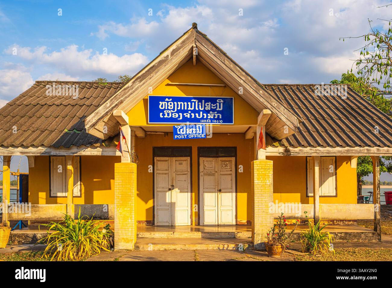Laos, provincia di Champasak, villaggio di Champassak, edificio dell'ufficio postale Foto Stock