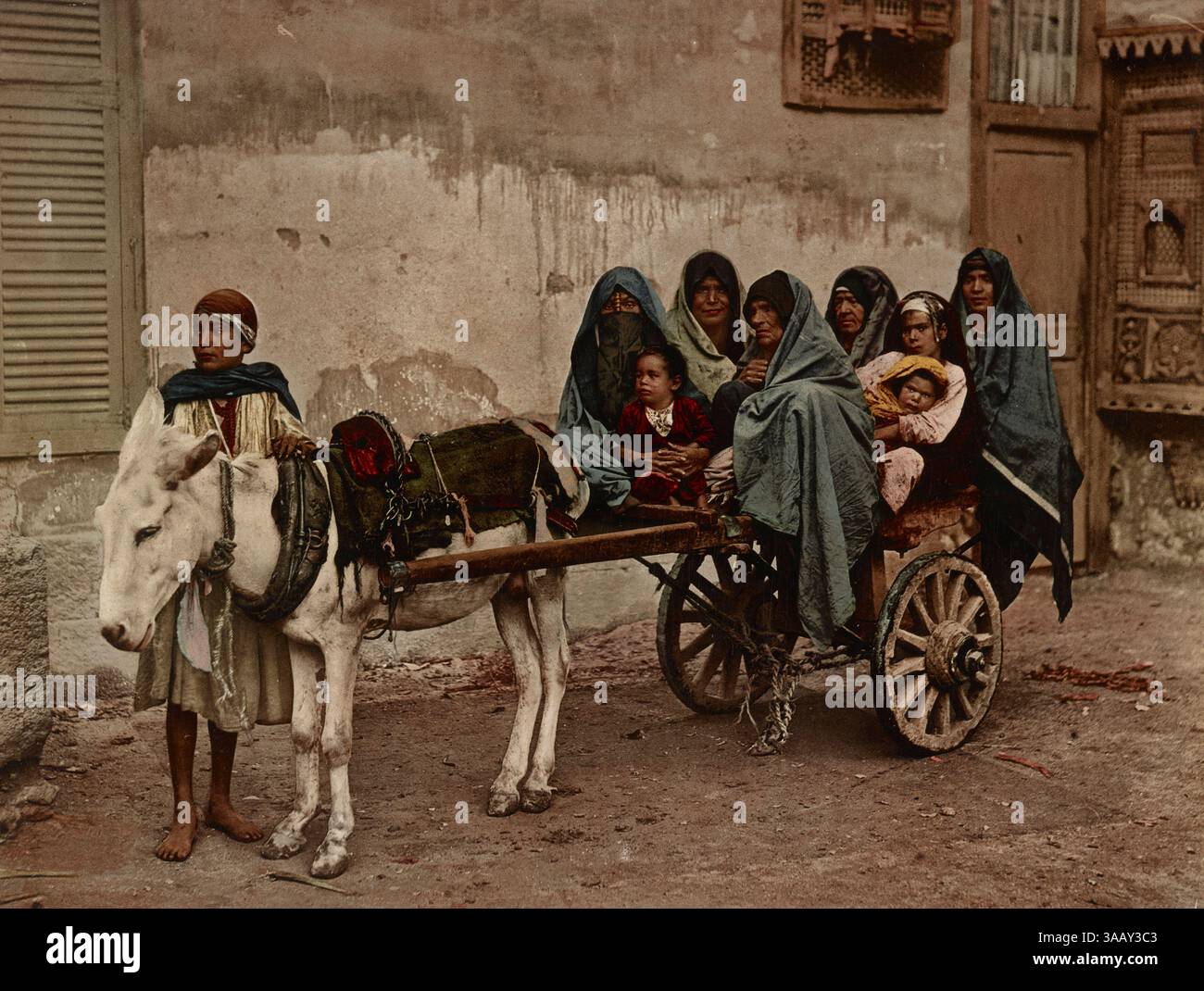 Stampa fotocromatica di un carrello che trasporta donne arabe, il Cairo, Egitto. Foto Stock