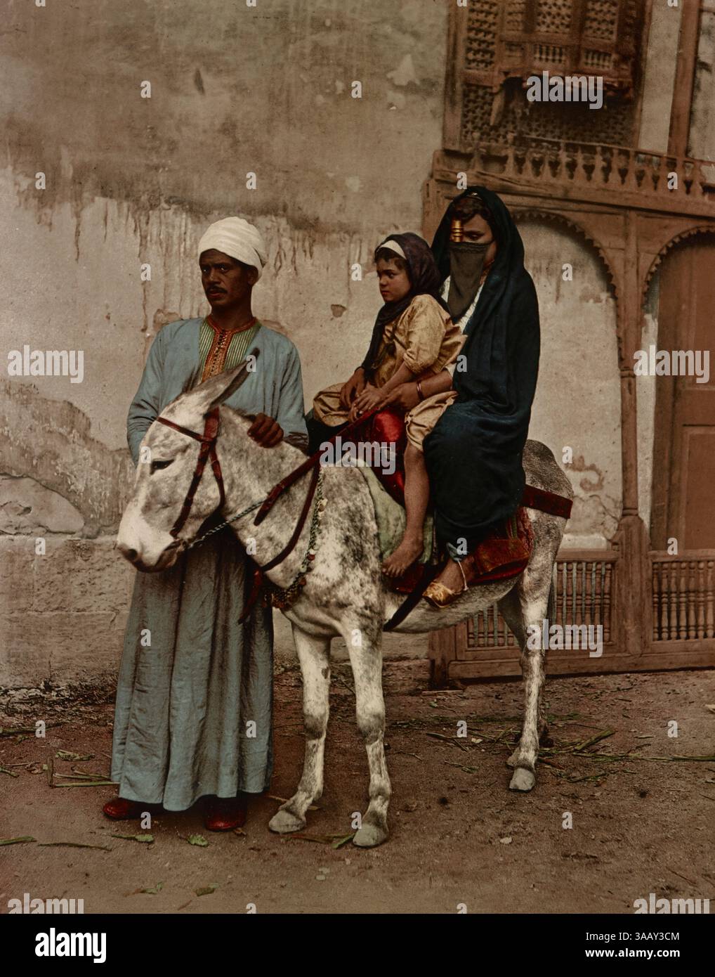 Stampa fotocromatica di una donna araba e suo figlio su un asino, il Cairo, Egitto. Foto Stock