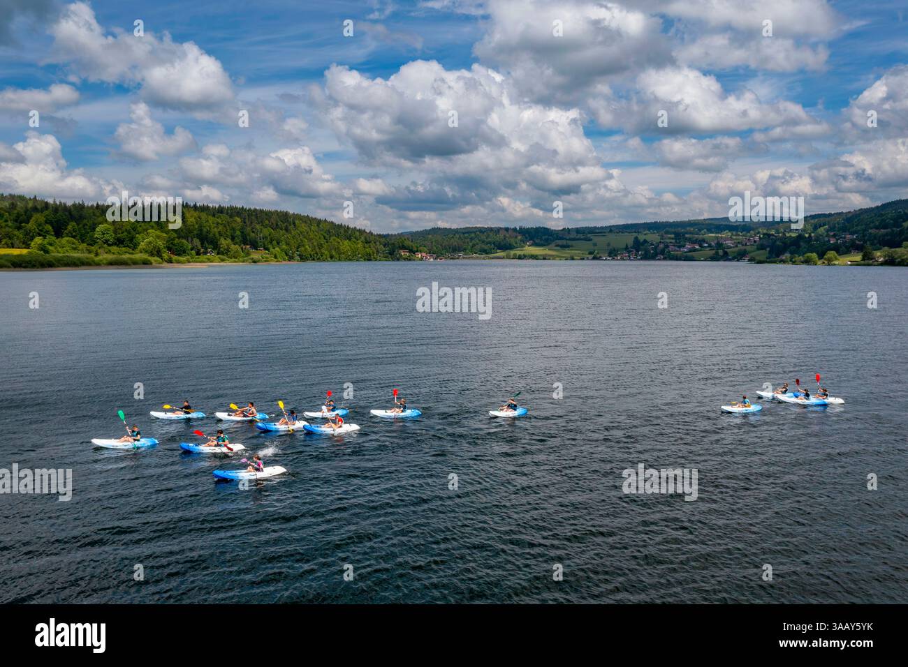 Francia, Doubs, lago Saint Point, numerose attività nautiche sono offerte presso il centro di sport acquatici Grangettes, qui kayak (vista aerea) Foto Stock