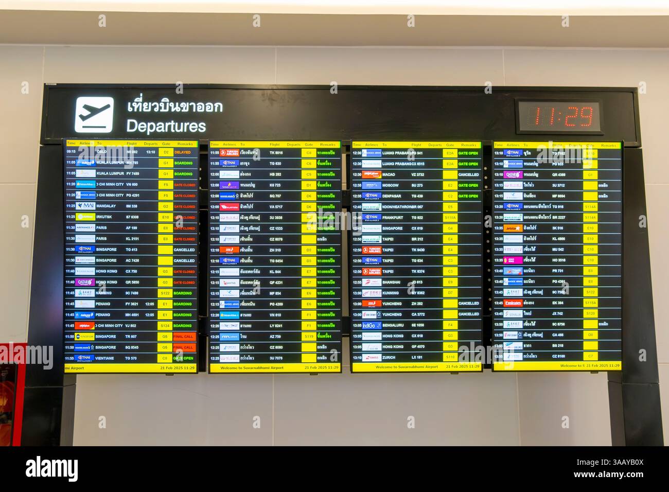 Tailandia, Bangkok, Aeroporto Suvarnabhumi, Terminal 3, bacheca di volo Foto Stock